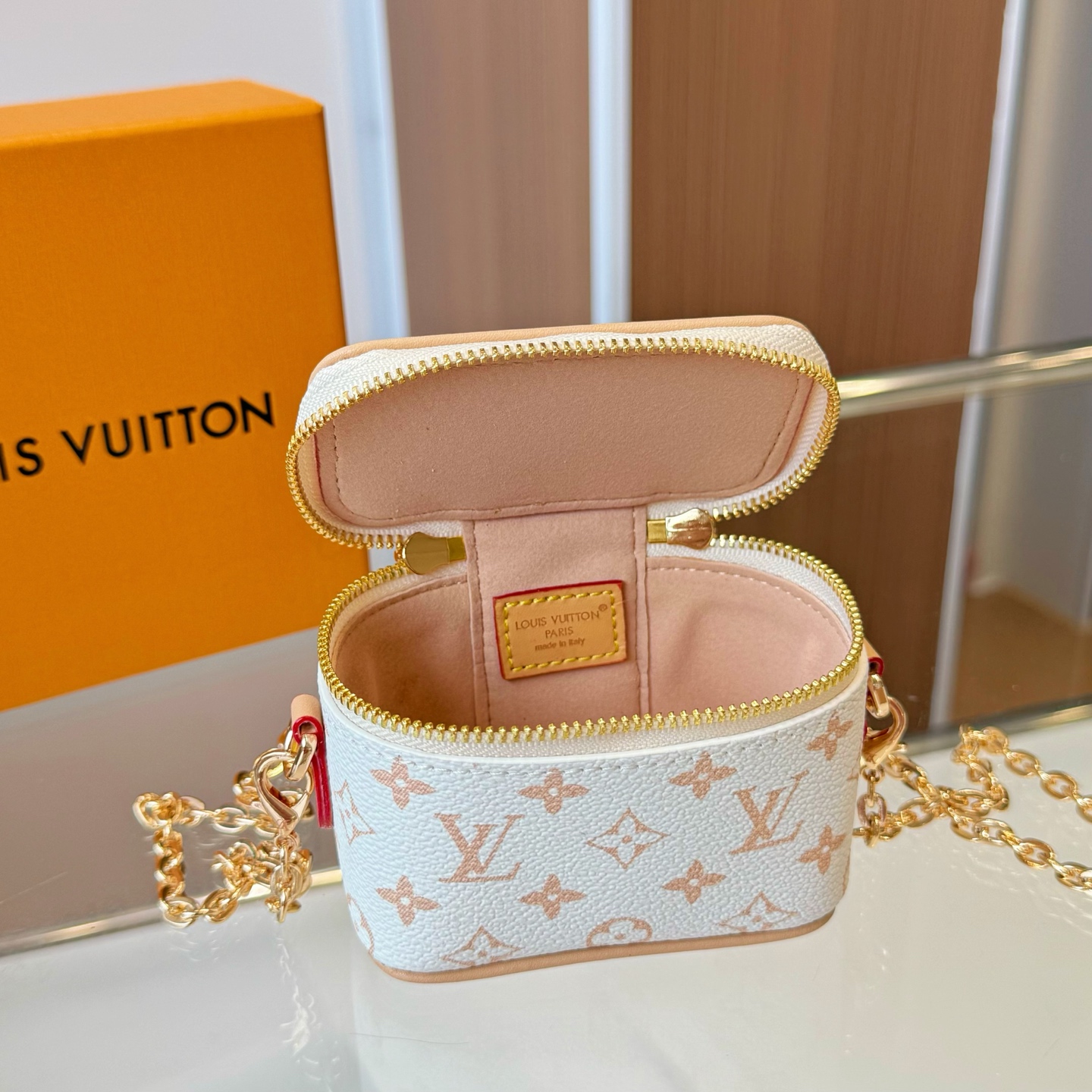 独家新品❤️5色现货供应\nLouisVuitton路易威登迷你microvanity化妆包\n斜挎包可放车匙卡片零钱等小物件\n本款MicroVanity手袋浓缩Vanity手袋的经典廓形，以MonogramDune帆布打造轻装出行的潮流之选。金属链条方便斜挎，紧凑构型适宜收纳耳机和品牌崭新美妆系列中的唇膏\nsize：10×6×8cm配⛓110cm链条