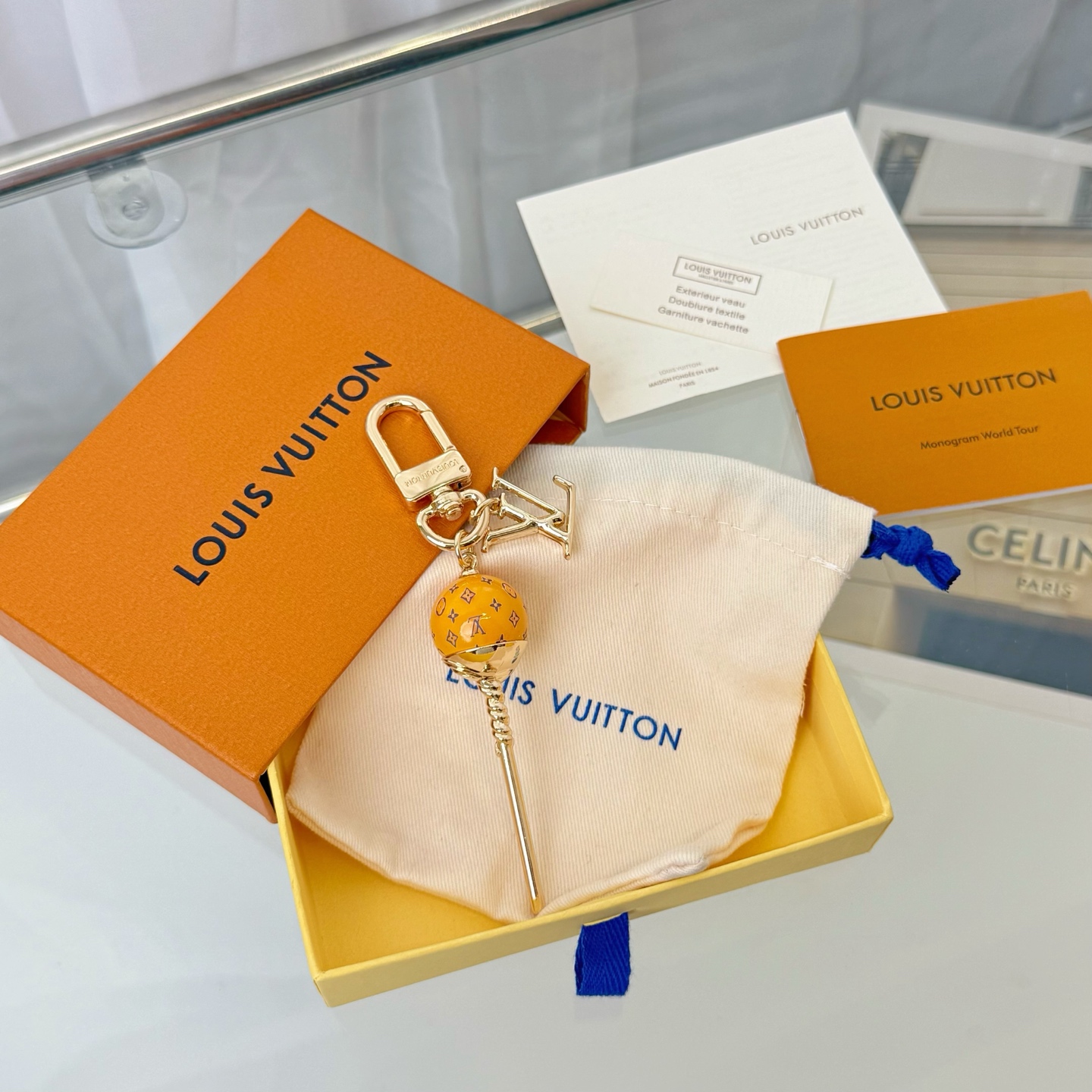 NO:881339,New 5 colors in stock Exclusive original order Seiko version Delivery picture Full set of high-end counter packaging New LOUIS VUITTON New LV lollipop bag hanging keychain This LV Sweets bag decoration draws on the happy memories of childhood, full of youthful vitality and rich imagination. The LV letter logo is paired with colorful lollipops decorated with the iconic Monogram pattern, hanging on a Yingze chain link, adding playful embellishments to various bags.,, louis vuitton, louis  vuitton,stuart weitzman,keychain,cardia high-end jewelry19860909新款5个色 现货 独家原单精工版本 配送图片全套高档专柜包装 新款 LOUIS VUITTON新款 lv棒棒糖包挂钥匙扣 本款 LV Sweets 包饰汲取童年欢乐记忆,满载青春活力与丰富想象.LV 字母标识搭配缀饰标志性 Monogram 图案的彩色棒棒糖,悬挂于莹泽链环上,为各式包袋增添俏皮点缀.,,louis vuitton,louis vuitton,stuart weitzman,keychain,卡迪亚高端饰品,Jewelry