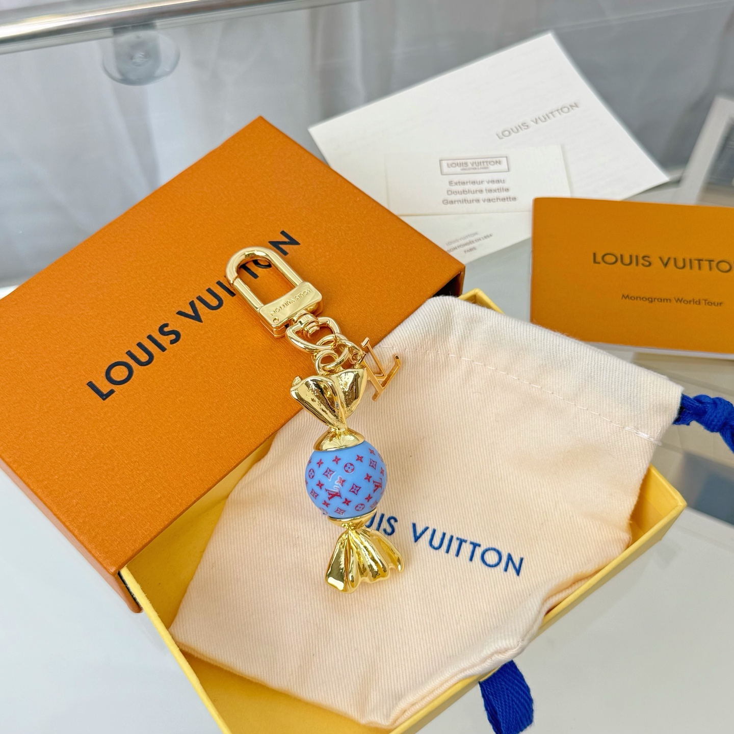NO:881351,88120, LV candy lollipop pendant, new model in stock, classic presbyopia sphere, golden metal rod + LV logo hanging buckle, exquisite workmanship, super cute, Louis Vuitton, Cartier high-end jewelry1986090988120,LV糖果棒棒糖挂件 新款现货啦 经典老花球体 金色金属杆+LV logo挂扣 做工精致 超可爱,,louis vuitton,卡迪亚高端饰品,Jewelry