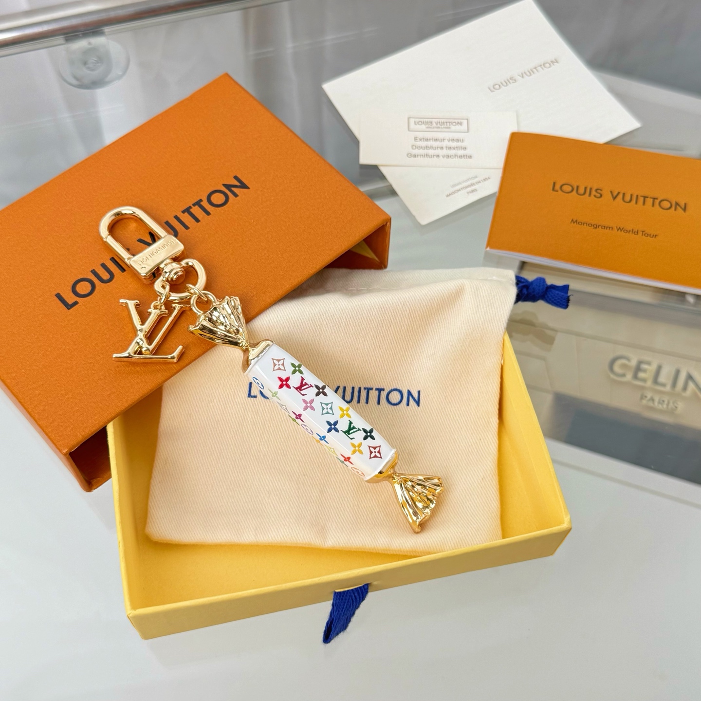 NO:881374,88120 new eight-color ready supply. Exclusive original order Seiko version. Delivery picture complete set of high-end counter packaging. New LOUIS VUITTON new LV SWEETS candy bag hanging keychain. This LV Sweets bag decoration draws on the happy memories of childhood and is full of youthful vitality and rich imagination. The LV letter logo is paired with a colorful candy charm decorated with the iconic Monogram pattern, hanging on a Yingze chain link, adding playful embellishment to various bags.,,louis  vuitton,louis vuitton,stuart weitzman,keychain,cardia high-end jewelry1986090988120新款八色现货供应 独家原单精工版本 配送图片全套高档专柜包装 新款 LOUIS VUITTON新款 LV SWEETS糖果包挂钥匙扣 本款 LV Sweets 包饰汲取童年欢乐记忆,满载青春活力与丰富想象.LV 字母标识搭配缀饰标志性 Monogram 图案的彩色糖果吊饰,悬挂于莹泽链环上,为各式包袋增添俏皮点缀.,,louis vuitton,louis vuitton,stuart weitzman,keychain,卡迪亚高端饰品,Jewelry