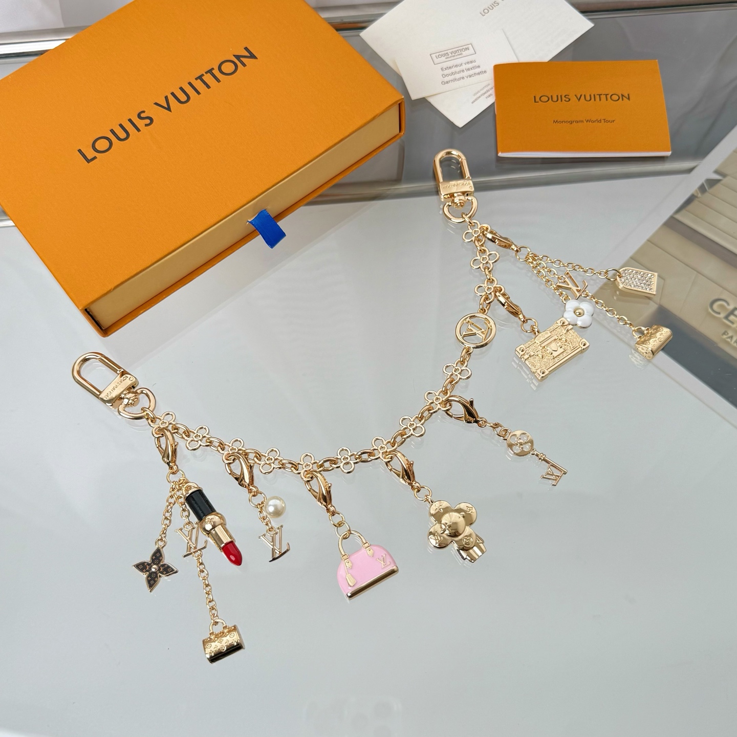 NO:881369,88200 new long bag chain, bag chain, exclusive original order Seiko version, each accessory can be matched and disassembled, delivery picture, full set of high-end counter packaging, new LOUIS VUITTON, summer new style, lv key chain, top imported U material, hardware is imported steel, original logo is indeed exquisite. It feels really good!  ,,louis vuitton,louis vuitton,keychain,Cardia high-end jewelry1986090988200新款长包链 包链条 独家原单精工版本 每个配件都可搭配拆卸 配送图片全套高档专柜包装 新款 LOUIS VUITTON 夏季新款 lv钥匙扣 顶级进口U材质 五金为进口钢 原版logo 确实精致.手感真的很赞！,,louis vuitton,louis vuitton,keychain,卡迪亚高端饰品,Jewelry
