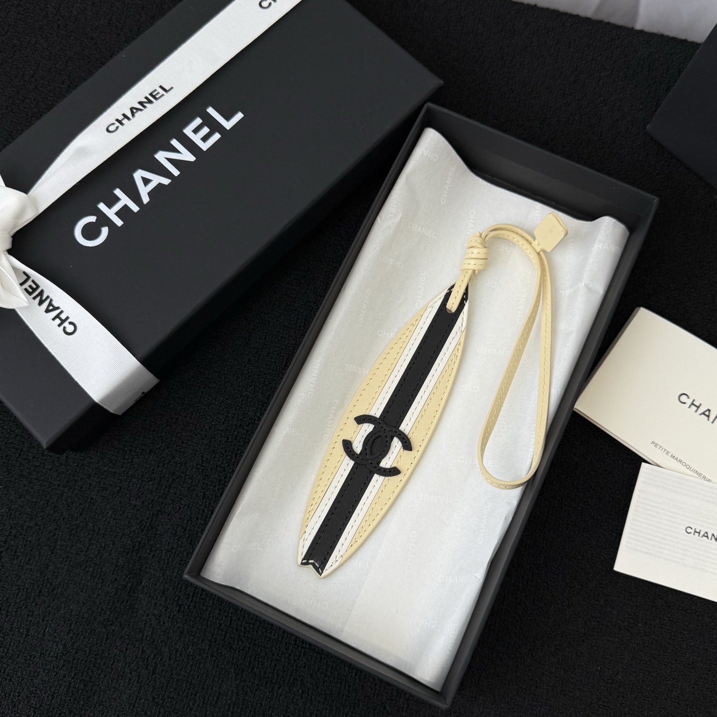 NO:850102,New product in 6 colors in stock, delivery as shown in the packaging, 2026 latest model, genuine leather material, Chanel surfboard-shaped leather pendant, classic double C logo with stripe contrasting design, delicate texture, can be used as a bag pendant, multiple colors are available, it is an accessory with both personality and sophistication,,chanel19860909新品6色现货 配送如图包装 2026年最新款 真皮材质 香奈儿冲浪板造型皮革挂饰,经典双C标识搭配条纹撞色设计,质感细腻,可作为包袋挂件,多种配色可选,是兼具个性与精致感的配饰单品,,chanel,accessory