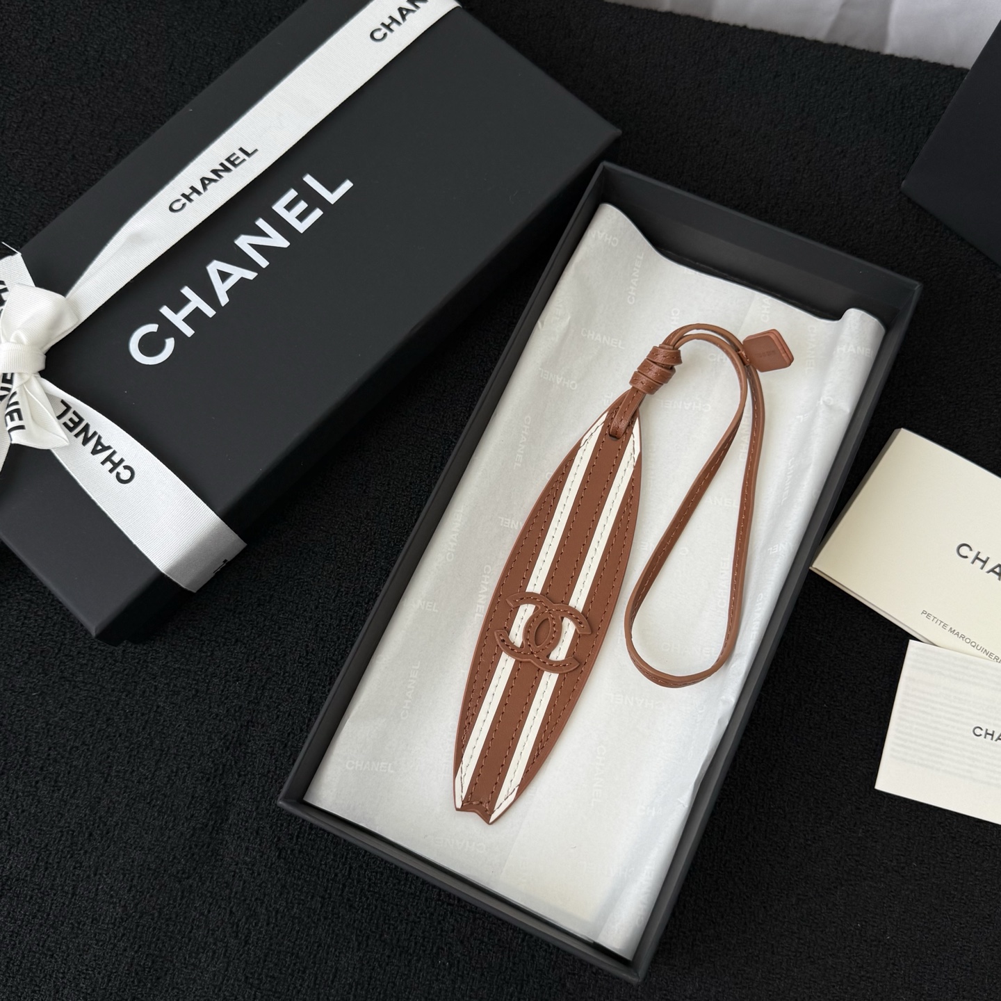 NO:850035,New product in 6 colors in stock, delivery as shown in the packaging, 2026 latest model, genuine leather material, Chanel surfboard-shaped leather pendant, classic double C logo with stripe contrasting design, delicate texture, can be used as a bag pendant, multiple colors are available, it is an accessory with both personality and sophistication,,chanel19860909新品6色现货 配送如图包装 2026年最新款 真皮材质 香奈儿冲浪板造型皮革挂饰,经典双C标识搭配条纹撞色设计,质感细腻,可作为包袋挂件,多种配色可选,是兼具个性与精致感的配饰单品,,chanel,accessory