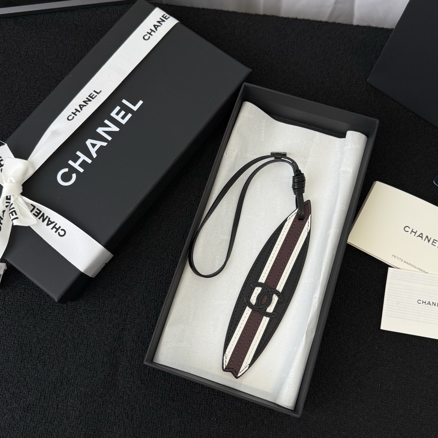 NO:850045,New product in 6 colors in stock, delivery as shown in the packaging, 2026 latest model, genuine leather material, Chanel surfboard-shaped leather pendant, classic double C logo with stripe contrasting design, delicate texture, can be used as a bag pendant, multiple colors are available, it is an accessory with both personality and sophistication,,chanel19860909新品6色现货 配送如图包装 2026年最新款 真皮材质 香奈儿冲浪板造型皮革挂饰,经典双C标识搭配条纹撞色设计,质感细腻,可作为包袋挂件,多种配色可选,是兼具个性与精致感的配饰单品,,chanel,accessory