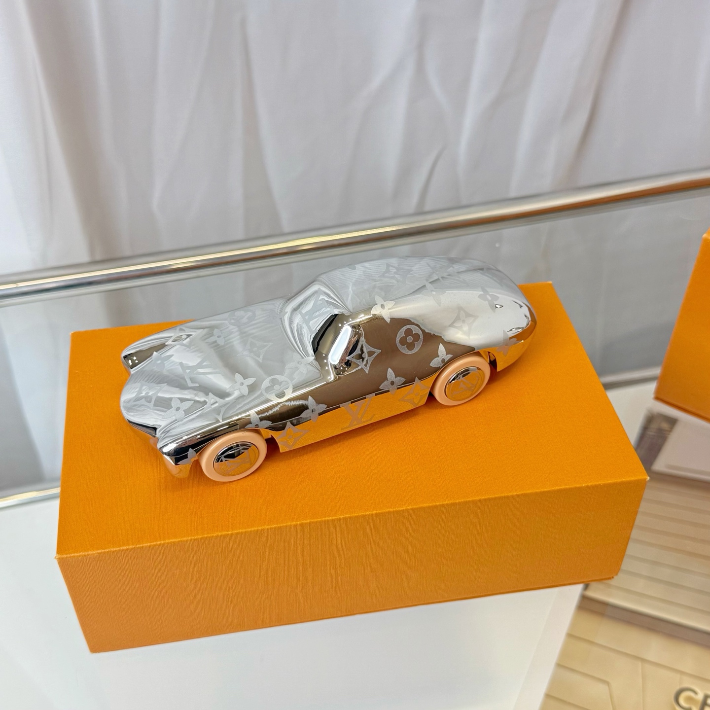 NO:881345,88230, the new LV paperweight car home ornaments and limited edition silver sports car ornaments engrave luxury into the details. The classic Monogram flows on the mirror body, and the light pink wheels create a gentle edge. The exquisiteness of the same style in the counter makes your heart move at a glance. The romance of Louis Vuitton is hidden in this metal car. In the flow of light and shadow, the Monogram print blooms on the mirror body, and every line is a footnote of high-end sense.  It is more than just an ornament, it is also a piece of LV-style sophistication. The mirror body reflects the warm light of the store, and the classic presbyopia collides with the futuristic shape, which is low-key and flamboyant. I was really surprised after seeing this 1V car!  Coming soon to give you some comfort!,,louis vuitton,louis vuitton,Cardia high-end jewelry1986090988230,新品LV纸镇车家居摆件 限定银辉跑车摆件 把奢华刻进细节里.经典Monogram在镜面车身流淌,浅粉轮毂撞出温柔锋芒,专柜同款的精致,一眼心动. 路易威登的浪漫,藏在这台金属小车里.光影流转间,Monogram的印花在镜面车身绽放,每一处线条都是高级感的注脚. 不止是摆件,更是一份LV式的精致.镜面车身折射着门店的暖光,经典老花与未来感造型碰撞,低调又张扬. 看到这个1V小汽车后真的被惊艳到了！马上就来给大家安利了!,,louis vuitton,louis vuitton,卡迪亚高端饰品,Jewelry