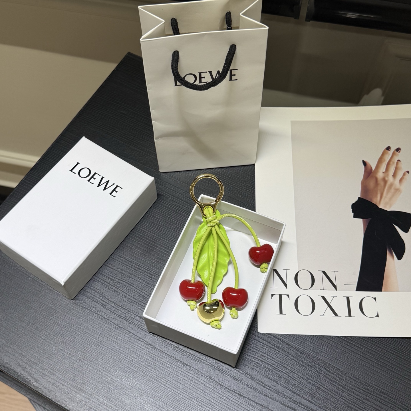 NO:850069,The delivery is as shown in the complete package. Loewe vitality cherry charm/pendant, color red/green, classic cow leather and acetate fiber berry charm, connected with cow leather band and Anagram ebble dice. It can be hung on the bag, its cute and cute shape makes people put it down,,loewe,loewe,cowhide19860909配送如图全套包装 罗意威Loewe 元气樱桃挂饰/挂件 颜色红色/绿色 经典牛皮革和醋酸纤维浆果挂饰,连接有牛皮革环带和Anagram ebble 骰子.可挂于包包,其萌趣、可爱的造型,让人爱不释手,,loewe,loewe,cowhide,accessory