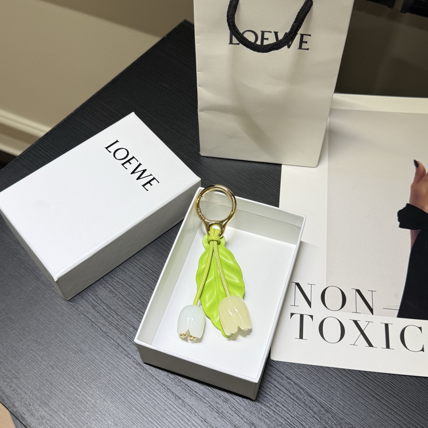NO:850061,The delivery is as shown in the complete package. Loewe Lily of the Valley flower pendant/pendant. Color is green. Flower material is resin. Classic cow leather and acetate fiber berry pendant. It is connected with cow leather band and Anagram ebble dice. It can be hung on the bag. Its cute and cute shape makes people fall in love with it. loewe, loewe, cowhide19860909配送如图全套包装 罗意威Loewe 铃兰花挂饰/挂件 颜色绿色 花朵材质树脂 经典牛皮革和醋酸纤维浆果挂饰,连接有牛皮革环带和Anagram ebble 骰子.可挂于包包,其萌趣、可爱的造型,让人爱不释手,,loewe,loewe,cowhide,accessory