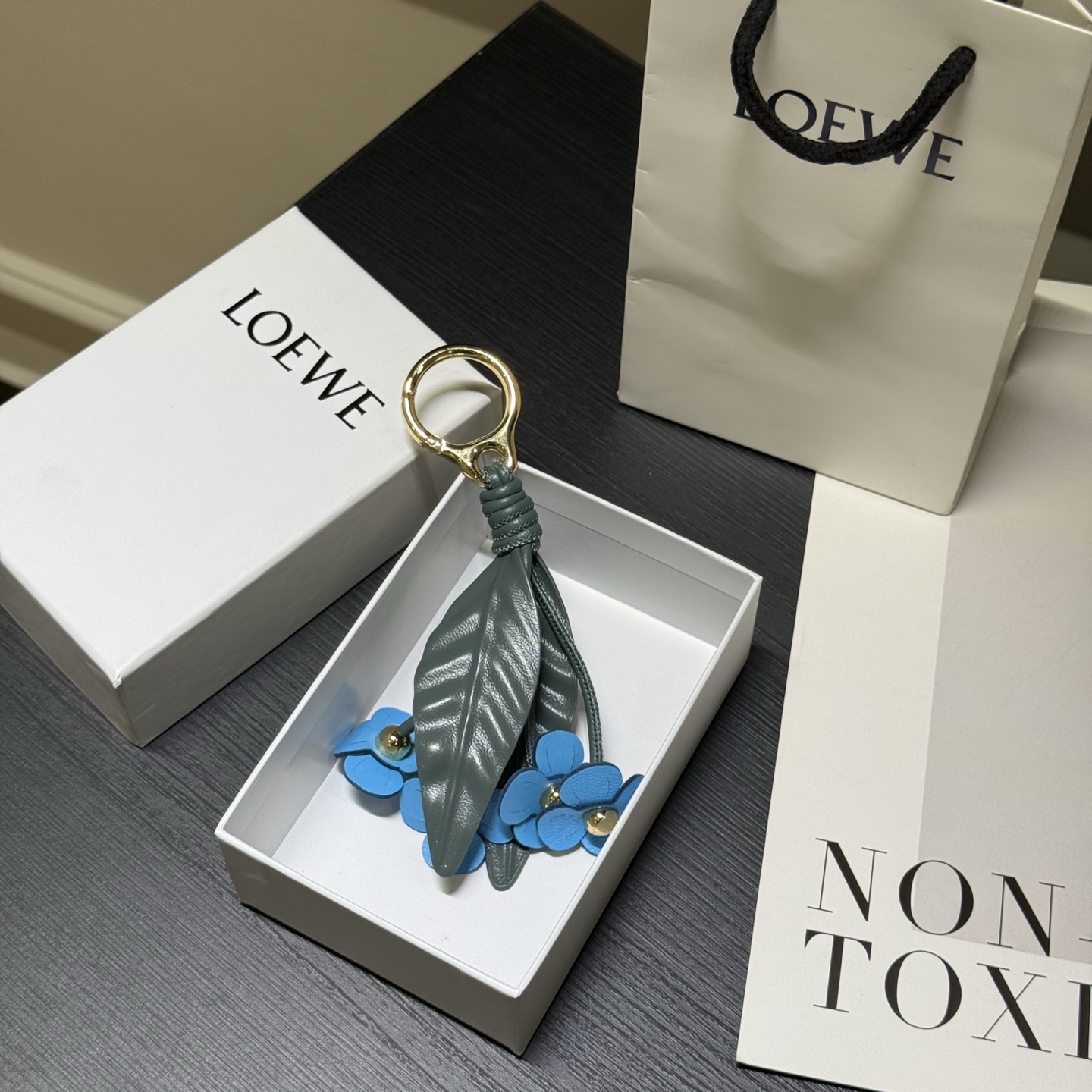 NO:850080,The delivery is as shown in the complete package. Loewe spring and summer blue flower pendant/pendant, color blue/green, classic cow leather and acetate fiber berry pendant, connected with cow leather band and Anagram ebble dice. It can be hung on the bag, its cute and cute shape makes people fall in love with it, loewe, loewe, cowhide19860909配送如图全套包装 罗意威Loewe 春夏蓝色小花挂饰/挂件 颜色蓝色/绿色 经典牛皮革和醋酸纤维浆果挂饰,连接有牛皮革环带和Anagram ebble 骰子.可挂于包包,其萌趣、可爱的造型,让人爱不释手,,loewe,loewe,cowhide,accessory