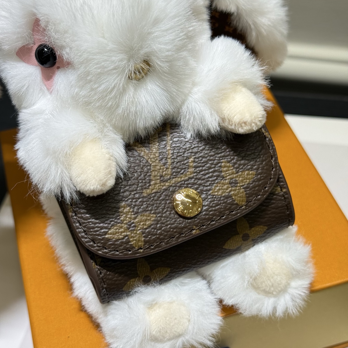 ️LV Cute Buny 包饰以人造毛皮塑造灵动的萌兔形象,其手提的Monogram 帆布袋方便收纳耳机,展现考究设计与功能细节的巧妙融合 9