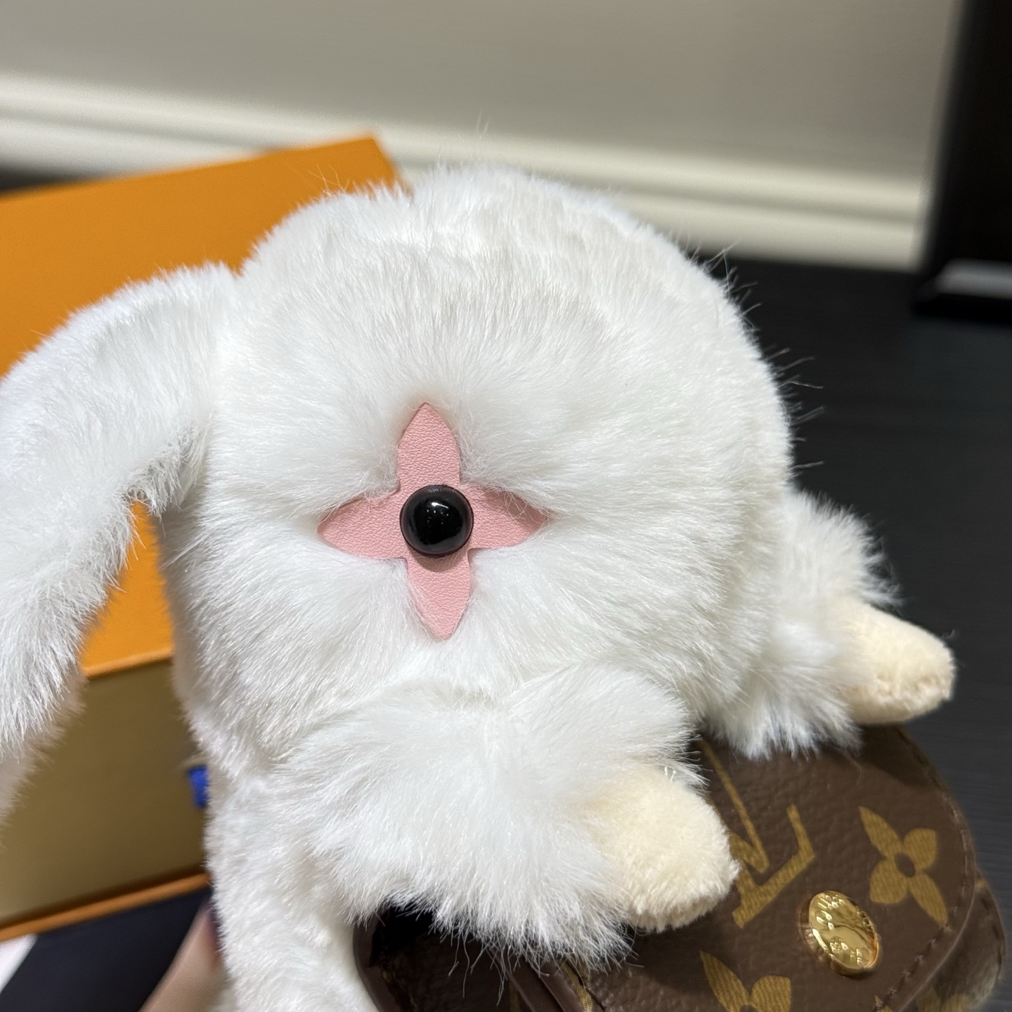 ️LV Cute Buny 包饰以人造毛皮塑造灵动的萌兔形象,其手提的Monogram 帆布袋方便收纳耳机,展现考究设计与功能细节的巧妙融合 8