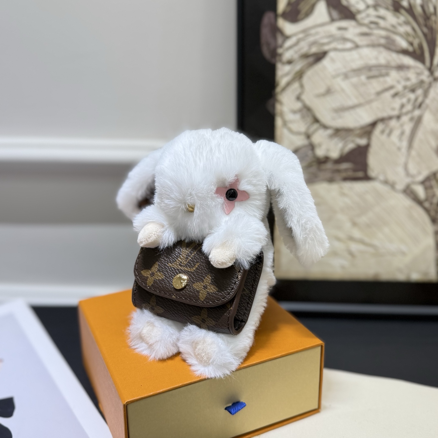 ️LV Cute Buny 包饰以人造毛皮塑造灵动的萌兔形象,其手提的Monogram 帆布袋方便收纳耳机,展现考究设计与功能细节的巧妙融合 3