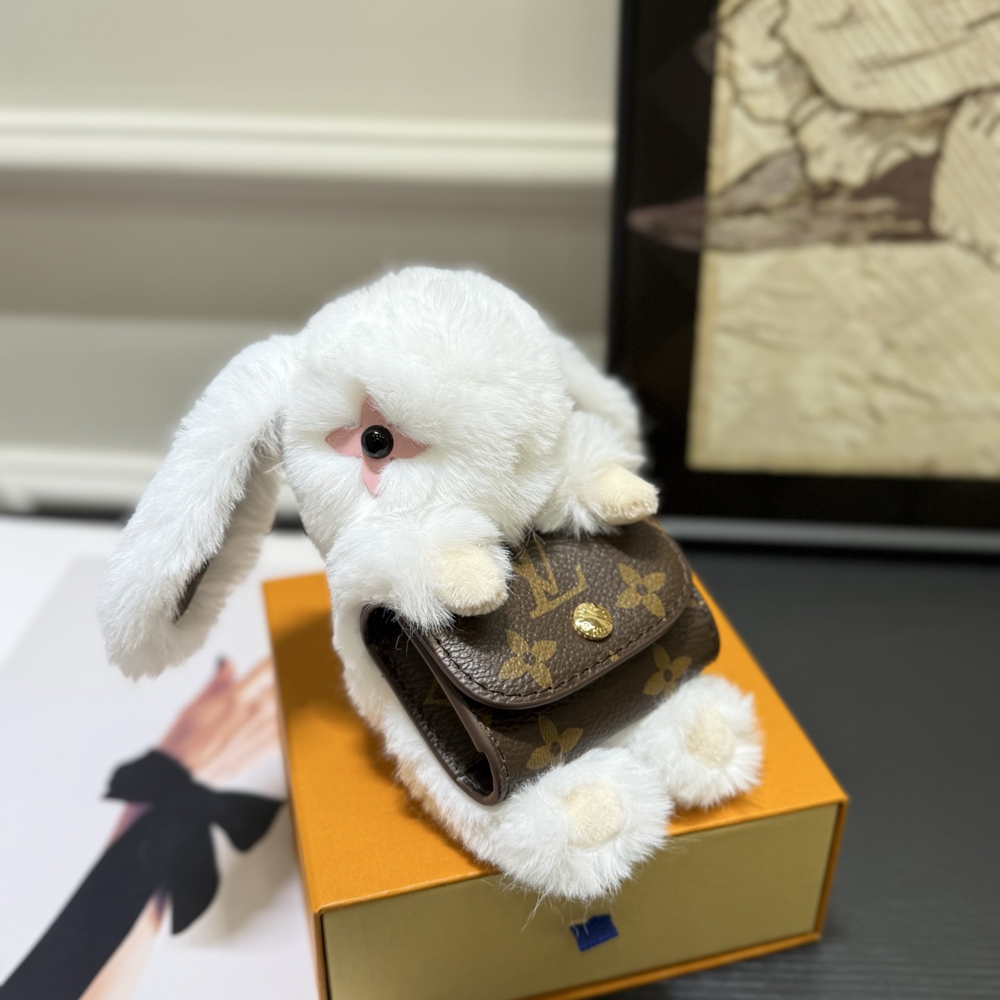 ️LV Cute Buny 包饰以人造毛皮塑造灵动的萌兔形象,其手提的Monogram 帆布袋方便收纳耳机,展现考究设计与功能细节的巧妙融合 4