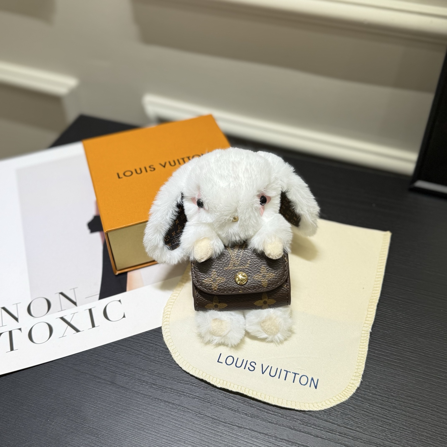 ️LV Cute Buny 包饰以人造毛皮塑造灵动的萌兔形象,其手提的Monogram 帆布袋方便收纳耳机,展现考究设计与功能细节的巧妙融合 2