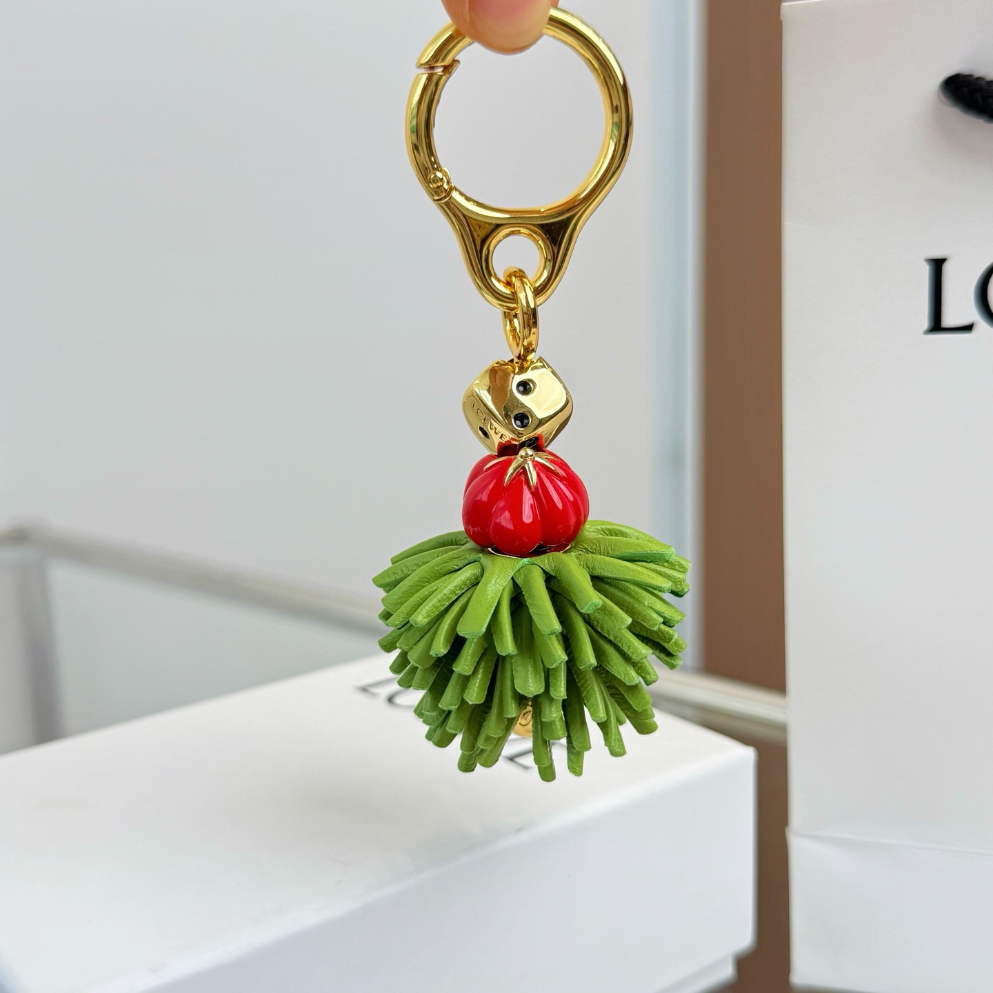 NO:938472,New product Loewe Animal Series-Pendant/Pendant. Calf leather and acetate pendant, connected with calf leather band and Anagram dice. Inspired by Puzzle 10th Anniversary multi-color collector's edition handbag, it is a piece of Puzzle 10th Anniversary Collection series. It can be hung on the bag, and its cute and cute shape makes people fall in love with it. Single-piece clothing/pajamas, loewe, loewe, cowhide19860909新品 罗意威Loewe 动物系列-挂饰/挂件 牛皮革和醋酸纤维挂饰,连接有牛皮革环带和 Anagram骰子.灵感源自 Puzzle 10周年多色典藏版手袋,是Puzzle 10 周年典藏系列作品.可挂于包包,其萌趣、可爱的造型,让人爱不释手,单品服饰/睡衣,loewe,loewe,cowhide,accessory