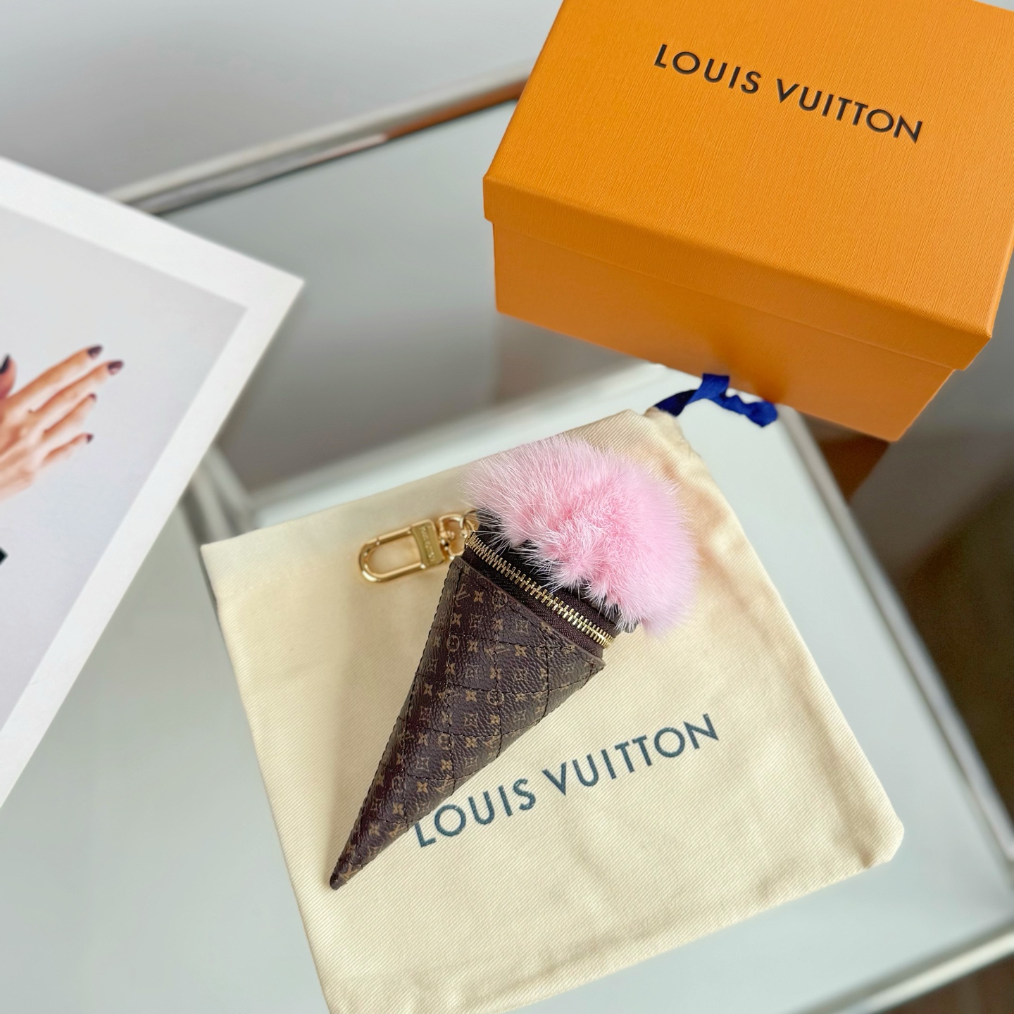 NO:938474,Exclusive first new product 3 colors in stock Louis Vuitton Ice Cream Cone Bag Decoration Pendant Keychain This IceCream bag decoration is carefully made of presbyopia canvas, presenting a cone shape in an eye-catching style, and then embellished with gorgeous fur on the top, just like a scoop of sweet ice cream, which can add a touch of smart embellishment to the handbag you carry.  The bag for outdoor casual wear is matched with an exquisite pendant, which is full of fashion and very eye-catching. This donut-shaped pendant is designed with food as the highlight, very exquisite, single-piece clothing/pajamas, louis vuitton, louis vuitton19860909独家首发新品 3色现货 Louis Vuitton路易威登 冰淇淋 甜筒包饰 挂件钥扣 这款IceCream包饰以老花帆布精心制造,以瞩目格调呈现甜筒造型,再为顶部点缀绚丽皮草,宛如一勺香甜冰淇淋,可为随身携带的手袋增添一抹灵动点缀 户外休闲穿搭的包包搭配一个精美的挂饰,时尚感满满且十分亮眼.这款甜甜圈形状挂饰以美食为亮点设计,非常精妙,单品服饰/睡衣,louis vuitton,louis vuitton,accessory