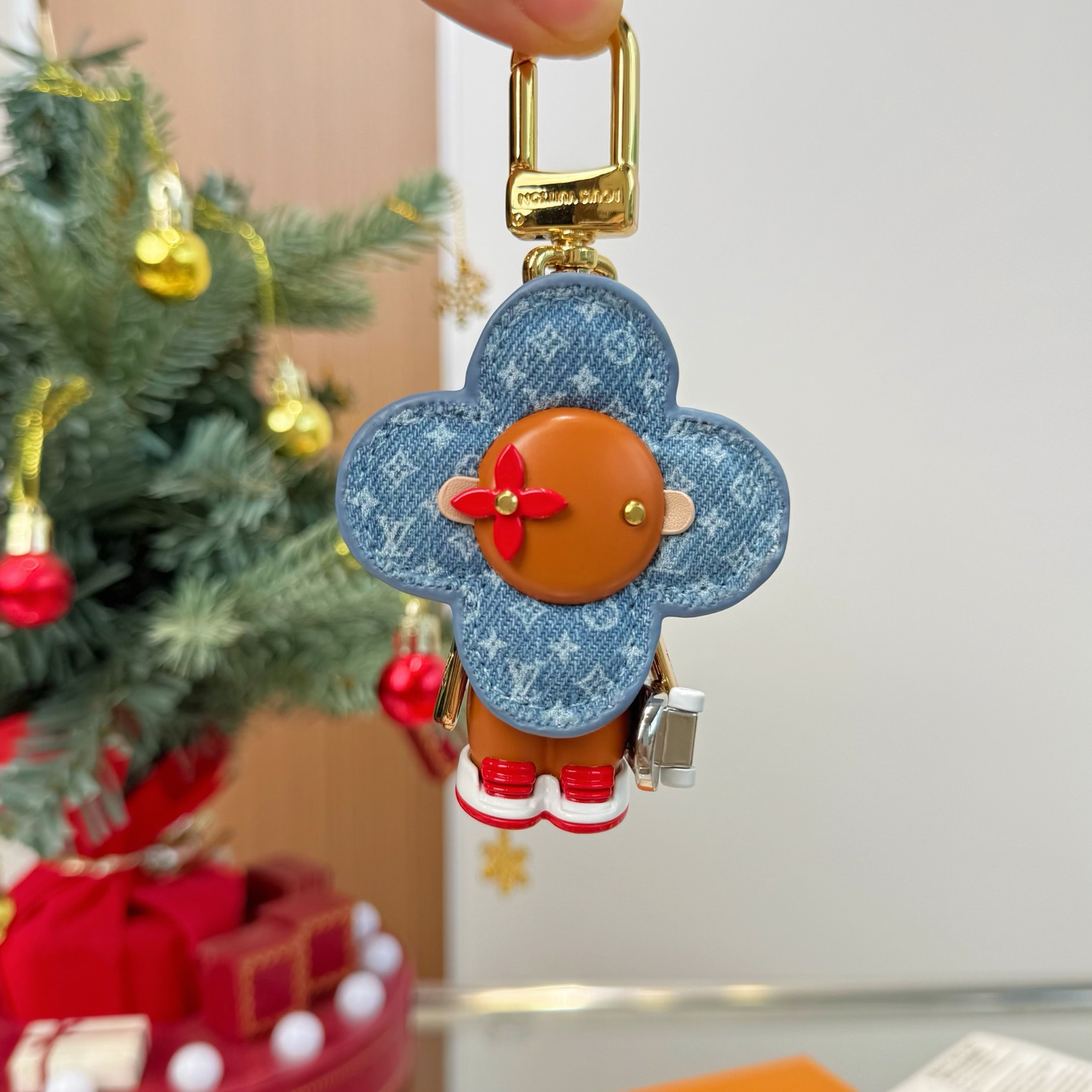 NO:938475,New product M Vivian Christmas series doll accessories Sunflower doll keychain ski matching pendant hanging Louis Vuitton Louis Vuitton Vivian keychain bag hanging PU material hardware is steel original logo, single product clothing/pajamas, louis vuitton, louis vuitton, keychain19860909新品 M 薇薇安圣诞系列玩偶配件 太阳花公仔钥匙扣 滑雪板搭配 挂件挂饰 Louis Vuitton 路易威登 薇薇安钥匙扣 包挂 PU材质 五金为钢 原版logo,单品服饰/睡衣,louis vuitton,louis vuitton,keychain,accessory