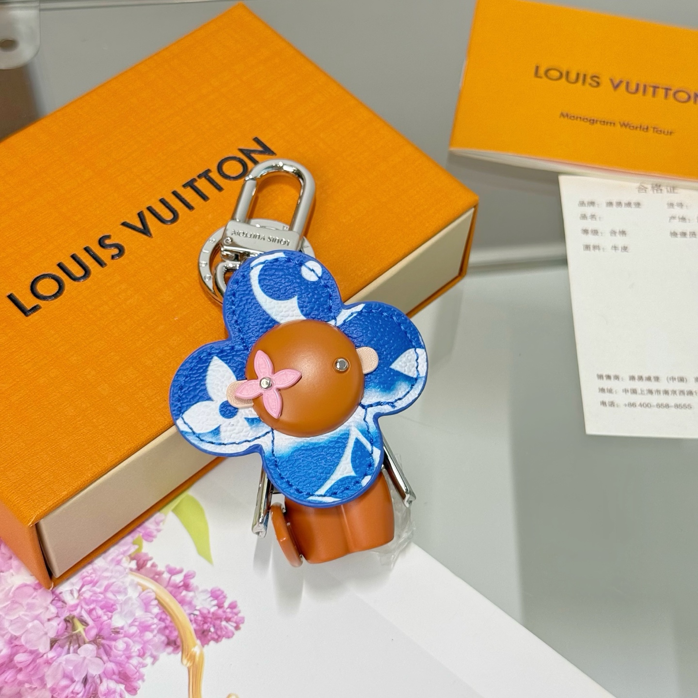 NO:938478,New product M Vivian Christmas series doll accessories Sunflower doll keychain surfboard blue root ♀ matching pendant hanging Louis Vuitton Louis Vuitton Vivian keychain bag hanging PU material hardware is steel original logo, single product clothing/pajamas, louis vuitton, louis vuitton, keychain19860909新品 M 薇薇安圣诞系列玩偶配件 太阳花公仔钥匙扣 冲浪板蓝根♀搭配 挂件挂饰 Louis Vuitton 路易威登 薇薇安钥匙扣 包挂 PU材质 五金为钢 原版logo,单品服饰/睡衣,louis vuitton,louis vuitton,keychain,accessory