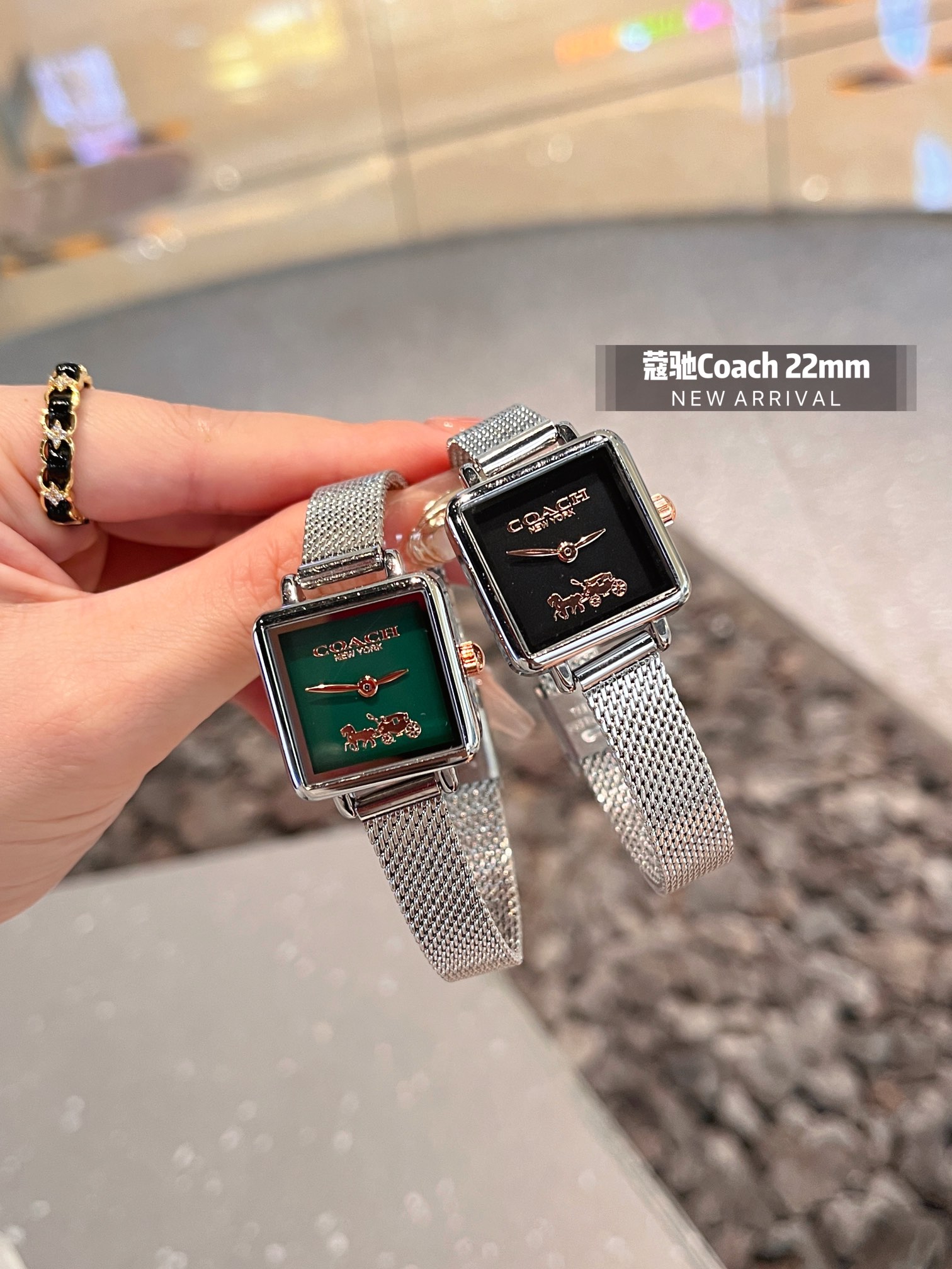 💰网带¥75
COACH/蔻驰CASS系列茶玫瑰表盘小牛皮石英手表女表小方糖小方表。
机芯材质：石英机芯。
表带材质：进口小牛皮/网带/双按扣
表盘厚度：6.6mm。
表盘尺寸：22/22mm。
防水能力：30米生活防水。
