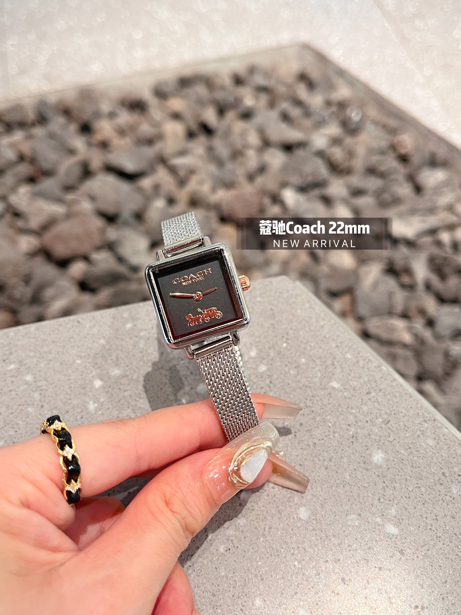 💰网带¥75
COACH/蔻驰CASS系列茶玫瑰表盘小牛皮石英手表女表小方糖小方表。
机芯材质：石英机芯。
表带材质：进口小牛皮/网带/双按扣
表盘厚度：6.6mm。
表盘尺寸：22/22mm。
防水能力：30米生活防水。