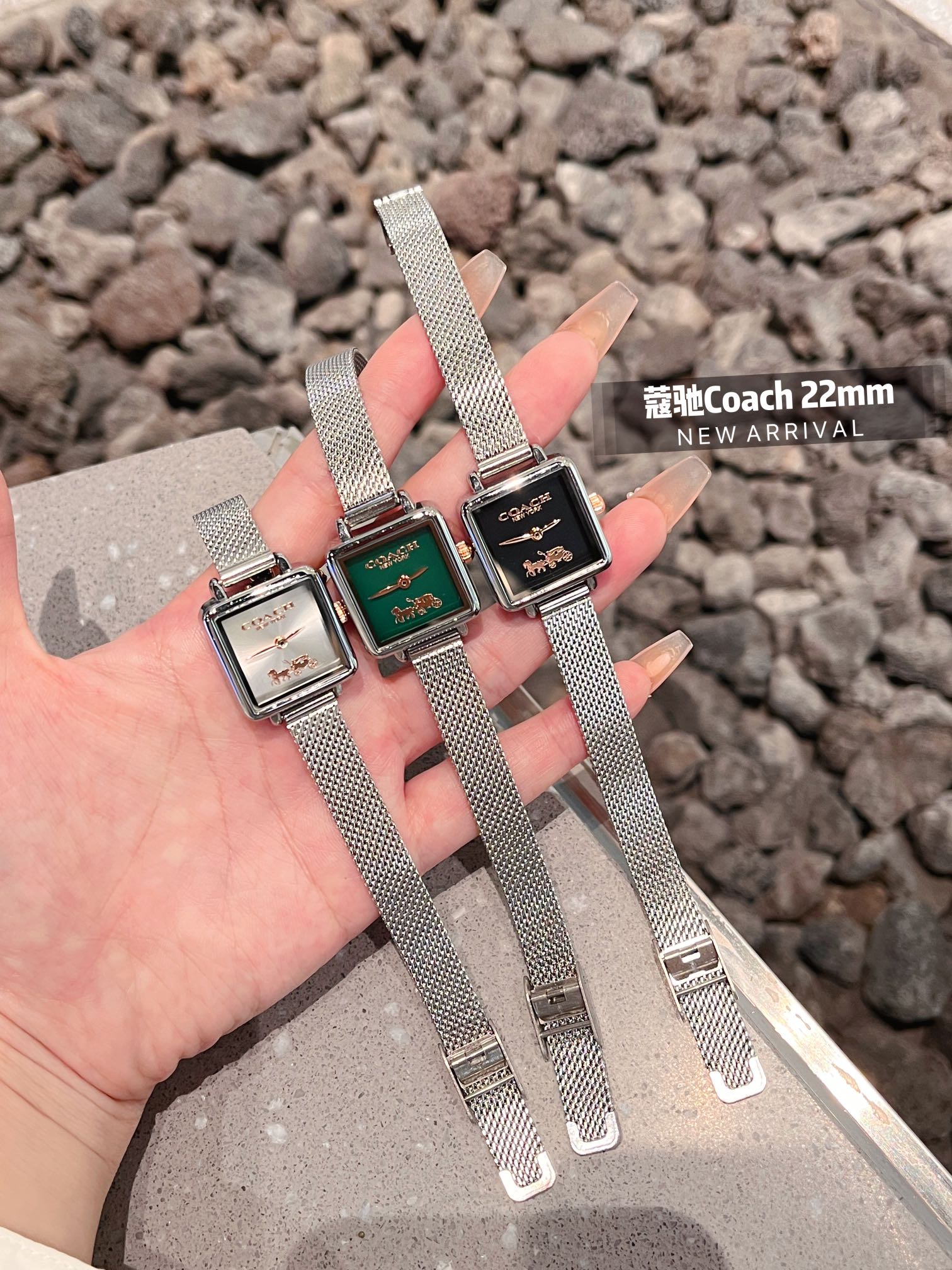 💰网带¥75
COACH/蔻驰CASS系列茶玫瑰表盘小牛皮石英手表女表小方糖小方表。
机芯材质：石英机芯。
表带材质：进口小牛皮/网带/双按扣
表盘厚度：6.6mm。
表盘尺寸：22/22mm。
防水能力：30米生活防水。