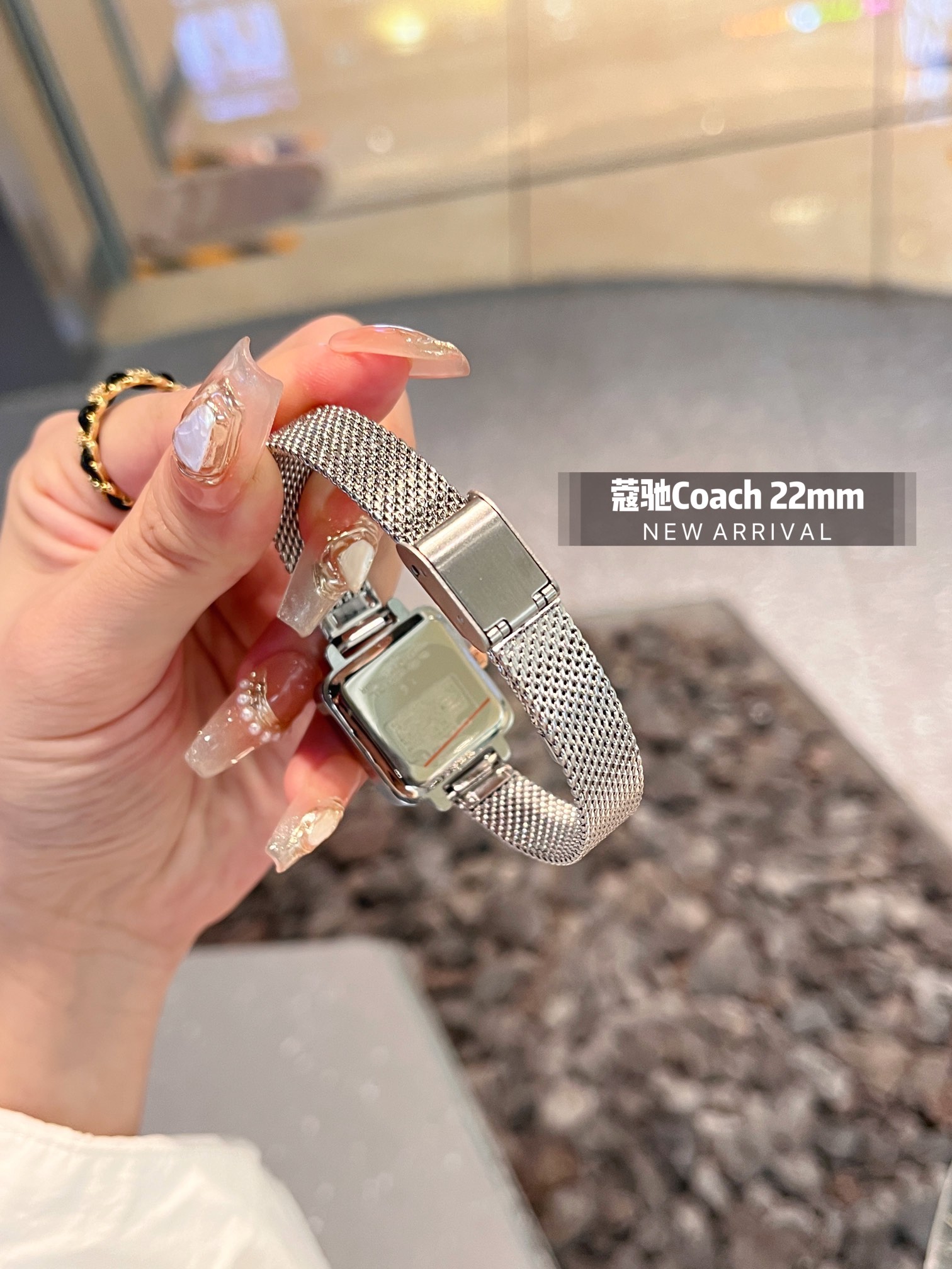 💰网带¥75
COACH/蔻驰CASS系列茶玫瑰表盘小牛皮石英手表女表小方糖小方表。
机芯材质：石英机芯。
表带材质：进口小牛皮/网带/双按扣
表盘厚度：6.6mm。
表盘尺寸：22/22mm。
防水能力：30米生活防水。