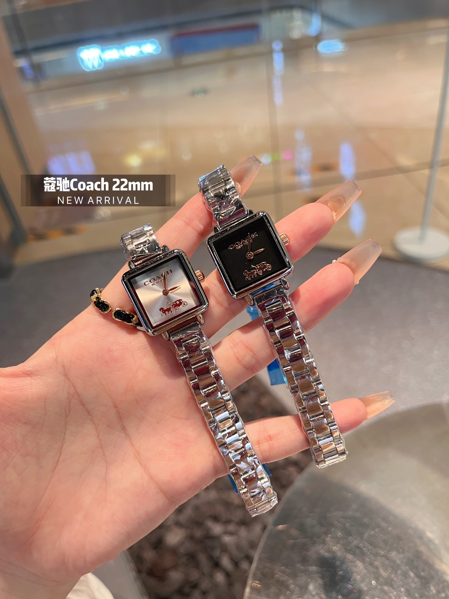 💰钢带¥80
COACH/蔻驰CASS系列茶玫瑰表盘小牛皮石英手表女表小方糖小方表。
机芯材质：石英机芯。
表带材质：进口小牛皮/网带/双按扣
表盘厚度：6.6mm。
表盘尺寸：22/22mm。
防水能力：30米生活防水。
