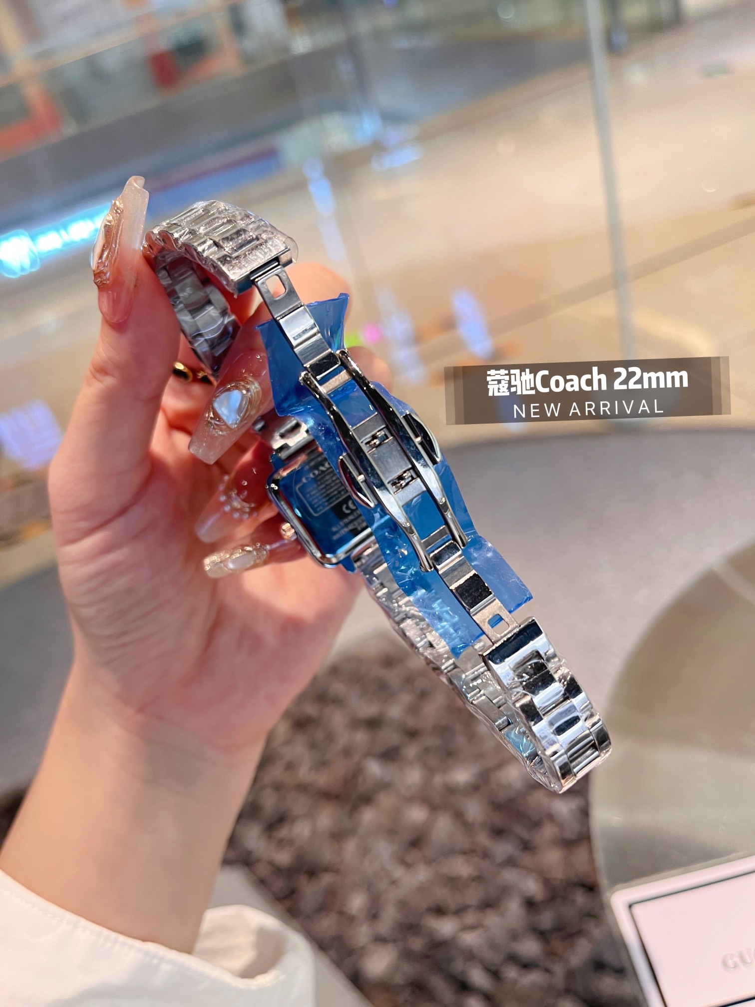 💰钢带¥80
COACH/蔻驰CASS系列茶玫瑰表盘小牛皮石英手表女表小方糖小方表。
机芯材质：石英机芯。
表带材质：进口小牛皮/网带/双按扣
表盘厚度：6.6mm。
表盘尺寸：22/22mm。
防水能力：30米生活防水。