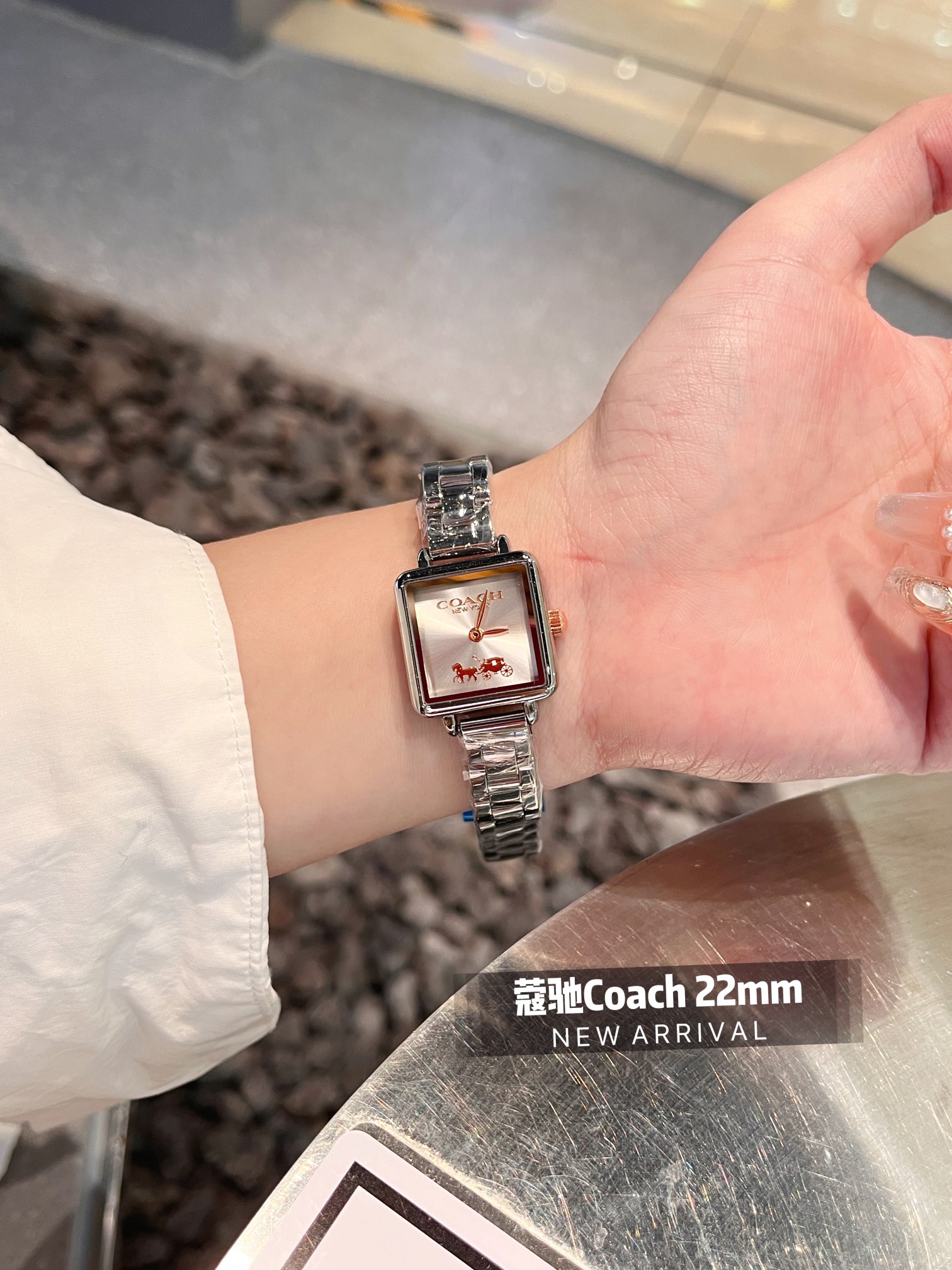 💰钢带¥80
COACH/蔻驰CASS系列茶玫瑰表盘小牛皮石英手表女表小方糖小方表。
机芯材质：石英机芯。
表带材质：进口小牛皮/网带/双按扣
表盘厚度：6.6mm。
表盘尺寸：22/22mm。
防水能力：30米生活防水。
