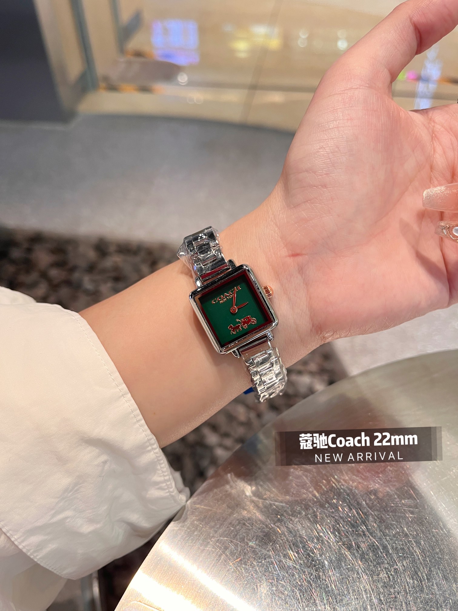 💰钢带¥80
COACH/蔻驰CASS系列茶玫瑰表盘小牛皮石英手表女表小方糖小方表。
机芯材质：石英机芯。
表带材质：进口小牛皮/网带/双按扣
表盘厚度：6.6mm。
表盘尺寸：22/22mm。
防水能力：30米生活防水。