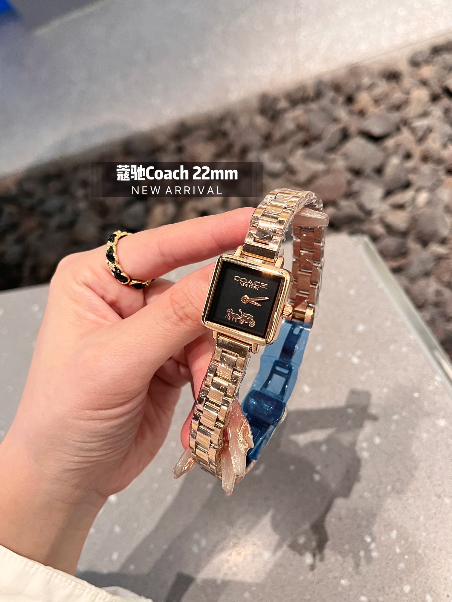 💰钢带¥80
COACH/蔻驰CASS系列茶玫瑰表盘小牛皮石英手表女表小方糖小方表。
机芯材质：石英机芯。
表带材质：进口小牛皮/网带/双按扣
表盘厚度：6.6mm。
表盘尺寸：22/22mm。
防水能力：30米生活防水。