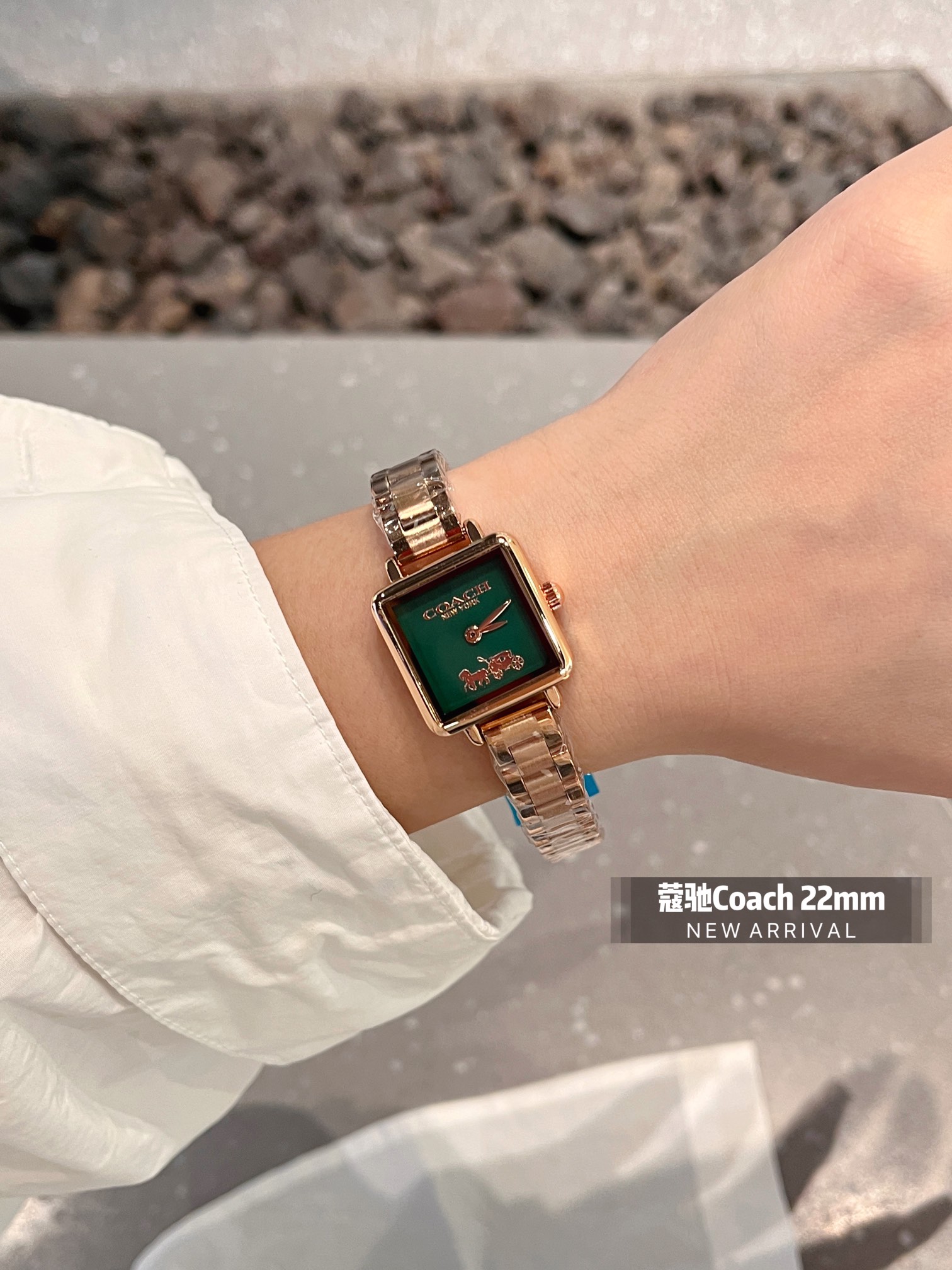 💰钢带¥80
COACH/蔻驰CASS系列茶玫瑰表盘小牛皮石英手表女表小方糖小方表。
机芯材质：石英机芯。
表带材质：进口小牛皮/网带/双按扣
表盘厚度：6.6mm。
表盘尺寸：22/22mm。
防水能力：30米生活防水。