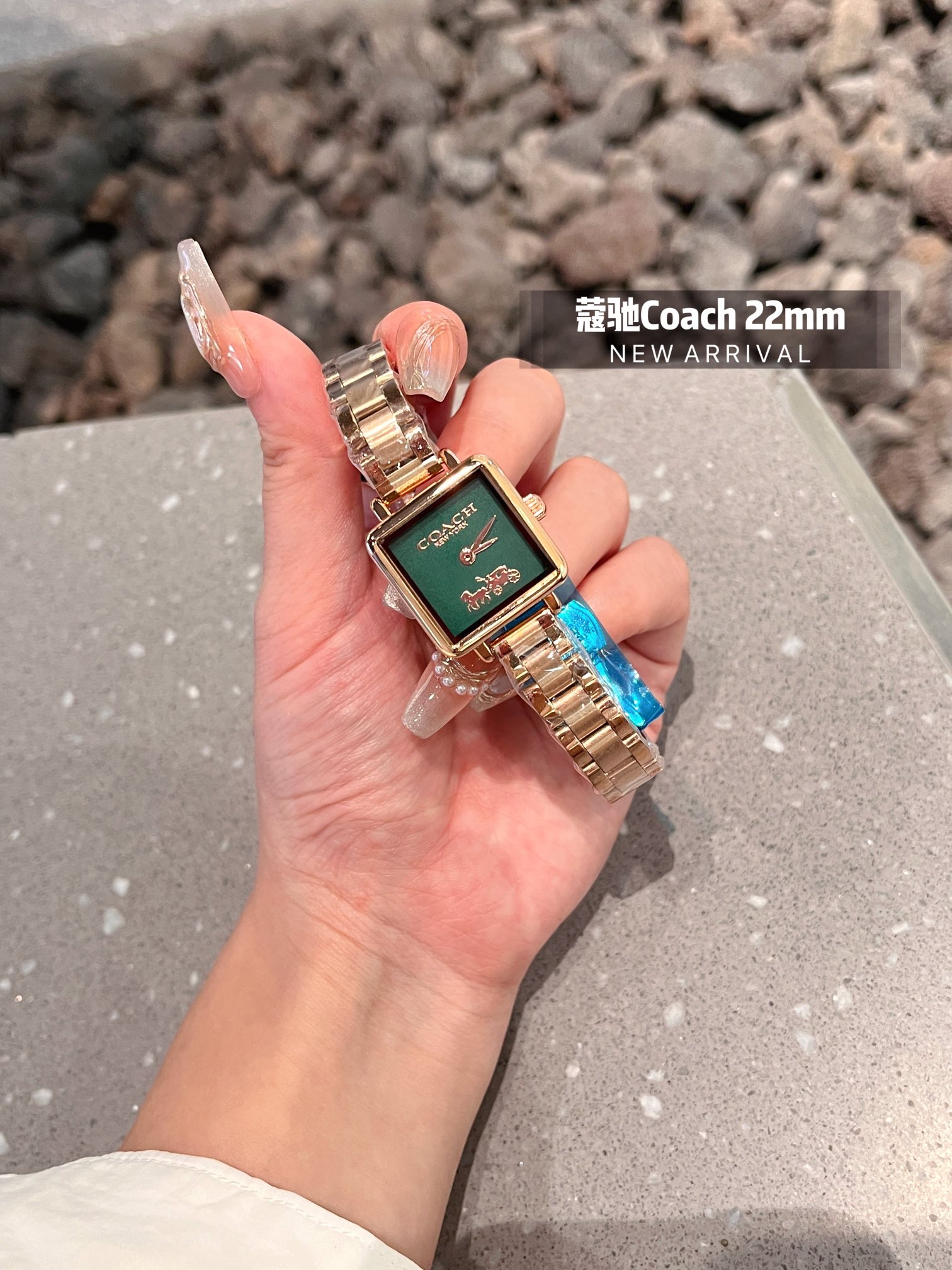 💰钢带¥80
COACH/蔻驰CASS系列茶玫瑰表盘小牛皮石英手表女表小方糖小方表。
机芯材质：石英机芯。
表带材质：进口小牛皮/网带/双按扣
表盘厚度：6.6mm。
表盘尺寸：22/22mm。
防水能力：30米生活防水。