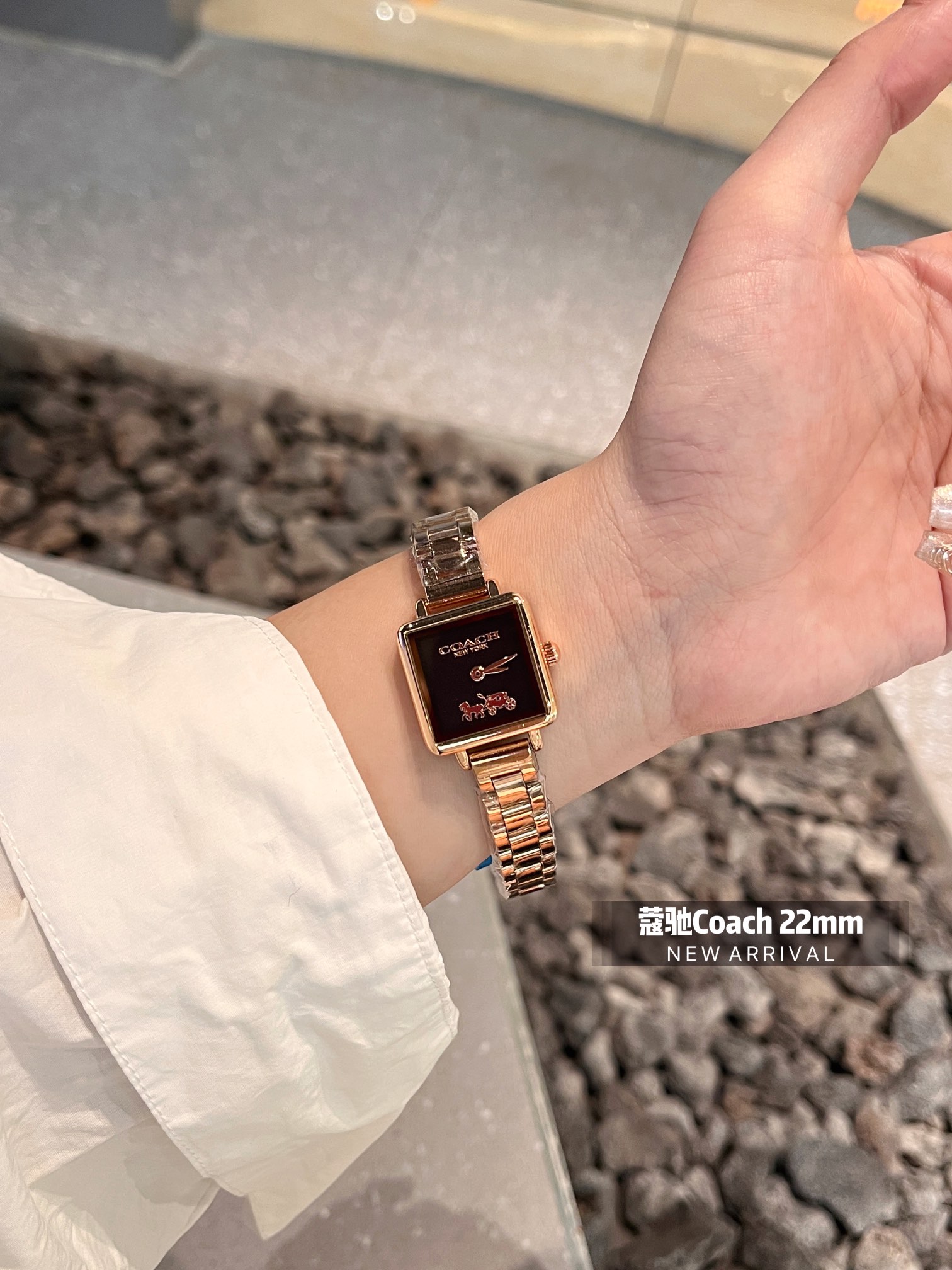 💰钢带¥80
COACH/蔻驰CASS系列茶玫瑰表盘小牛皮石英手表女表小方糖小方表。
机芯材质：石英机芯。
表带材质：进口小牛皮/网带/双按扣
表盘厚度：6.6mm。
表盘尺寸：22/22mm。
防水能力：30米生活防水。