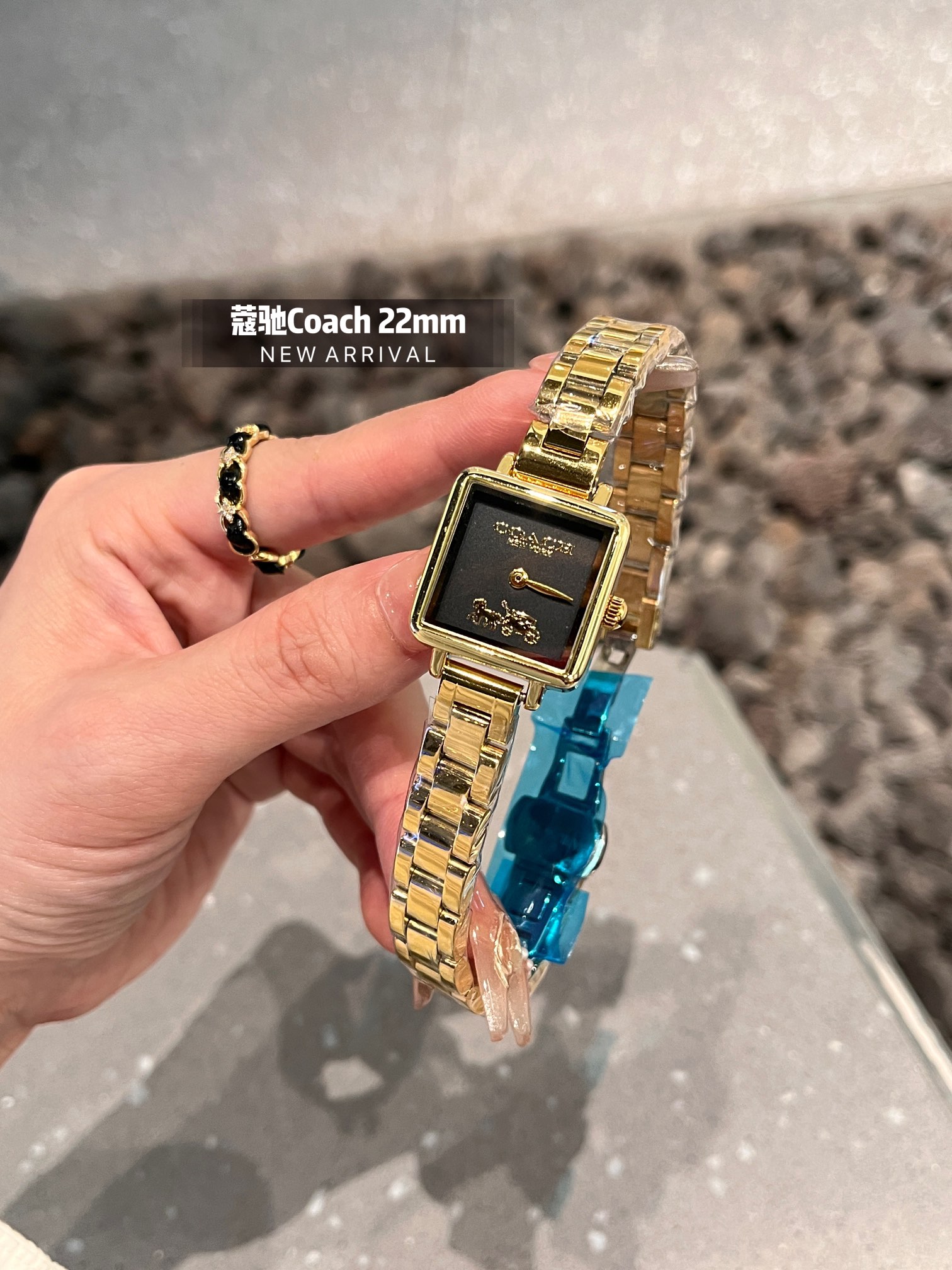 💰钢带¥80
COACH/蔻驰CASS系列茶玫瑰表盘小牛皮石英手表女表小方糖小方表。
机芯材质：石英机芯。
表带材质：进口小牛皮/网带/双按扣
表盘厚度：6.6mm。
表盘尺寸：22/22mm。
防水能力：30米生活防水。