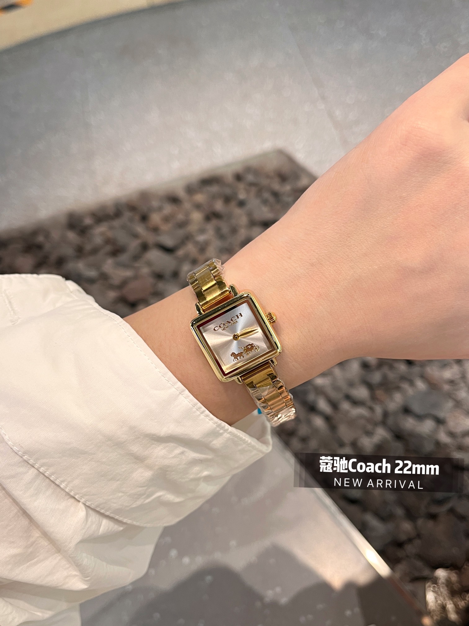 💰钢带¥80
COACH/蔻驰CASS系列茶玫瑰表盘小牛皮石英手表女表小方糖小方表。
机芯材质：石英机芯。
表带材质：进口小牛皮/网带/双按扣
表盘厚度：6.6mm。
表盘尺寸：22/22mm。
防水能力：30米生活防水。