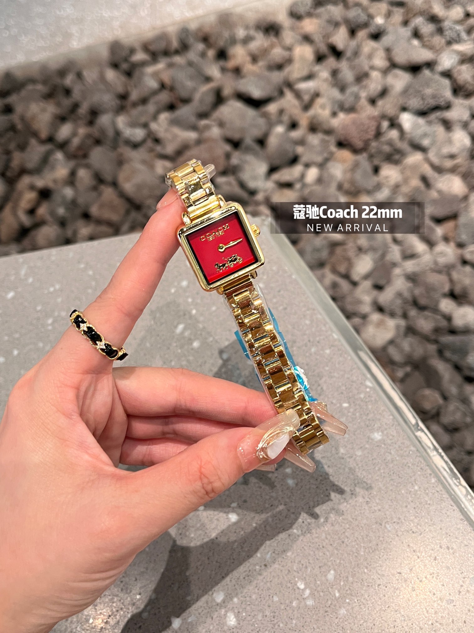 💰钢带¥80
COACH/蔻驰CASS系列茶玫瑰表盘小牛皮石英手表女表小方糖小方表。
机芯材质：石英机芯。
表带材质：进口小牛皮/网带/双按扣
表盘厚度：6.6mm。
表盘尺寸：22/22mm。
防水能力：30米生活防水。