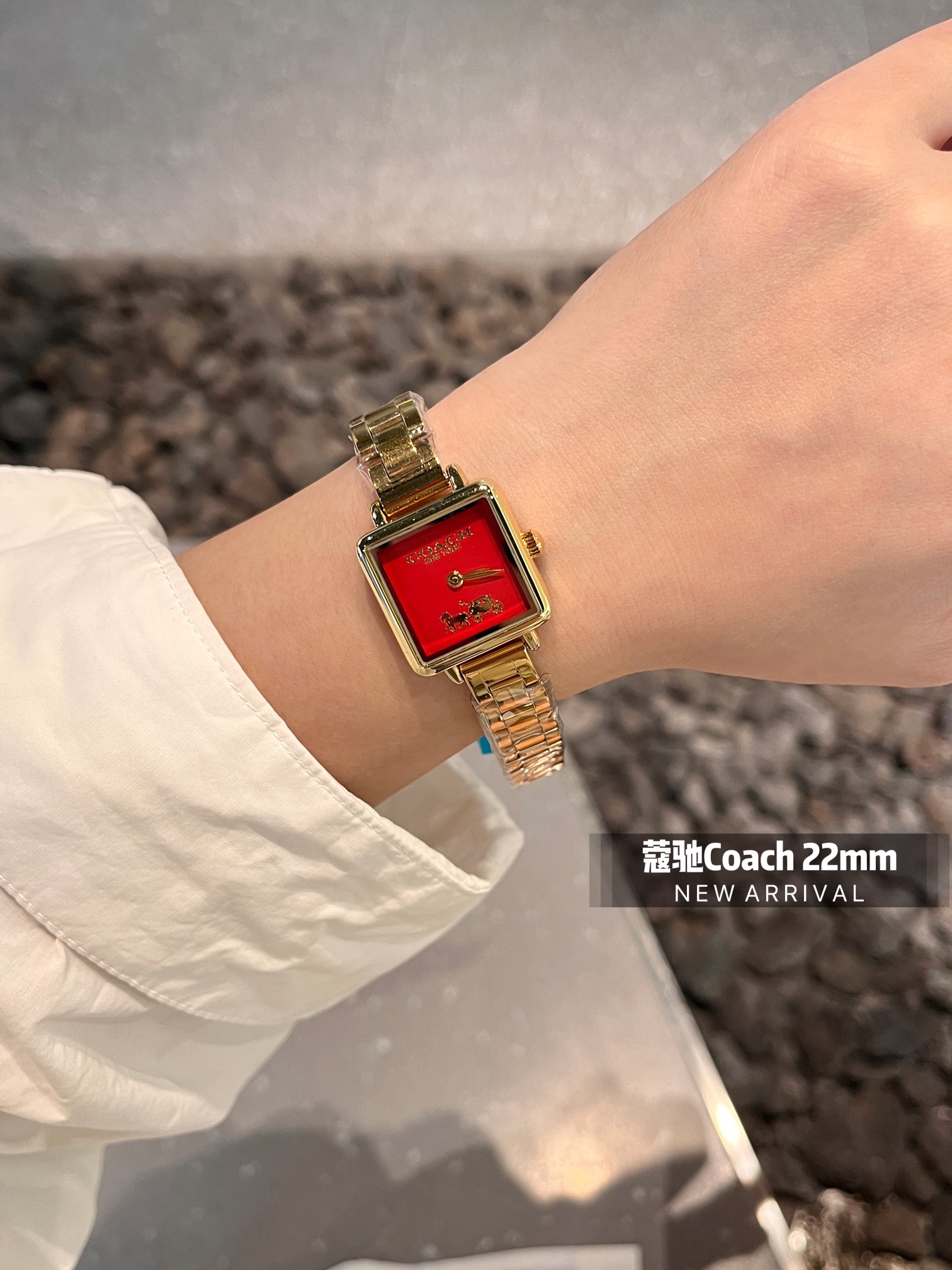 💰钢带¥80
COACH/蔻驰CASS系列茶玫瑰表盘小牛皮石英手表女表小方糖小方表。
机芯材质：石英机芯。
表带材质：进口小牛皮/网带/双按扣
表盘厚度：6.6mm。
表盘尺寸：22/22mm。
防水能力：30米生活防水。