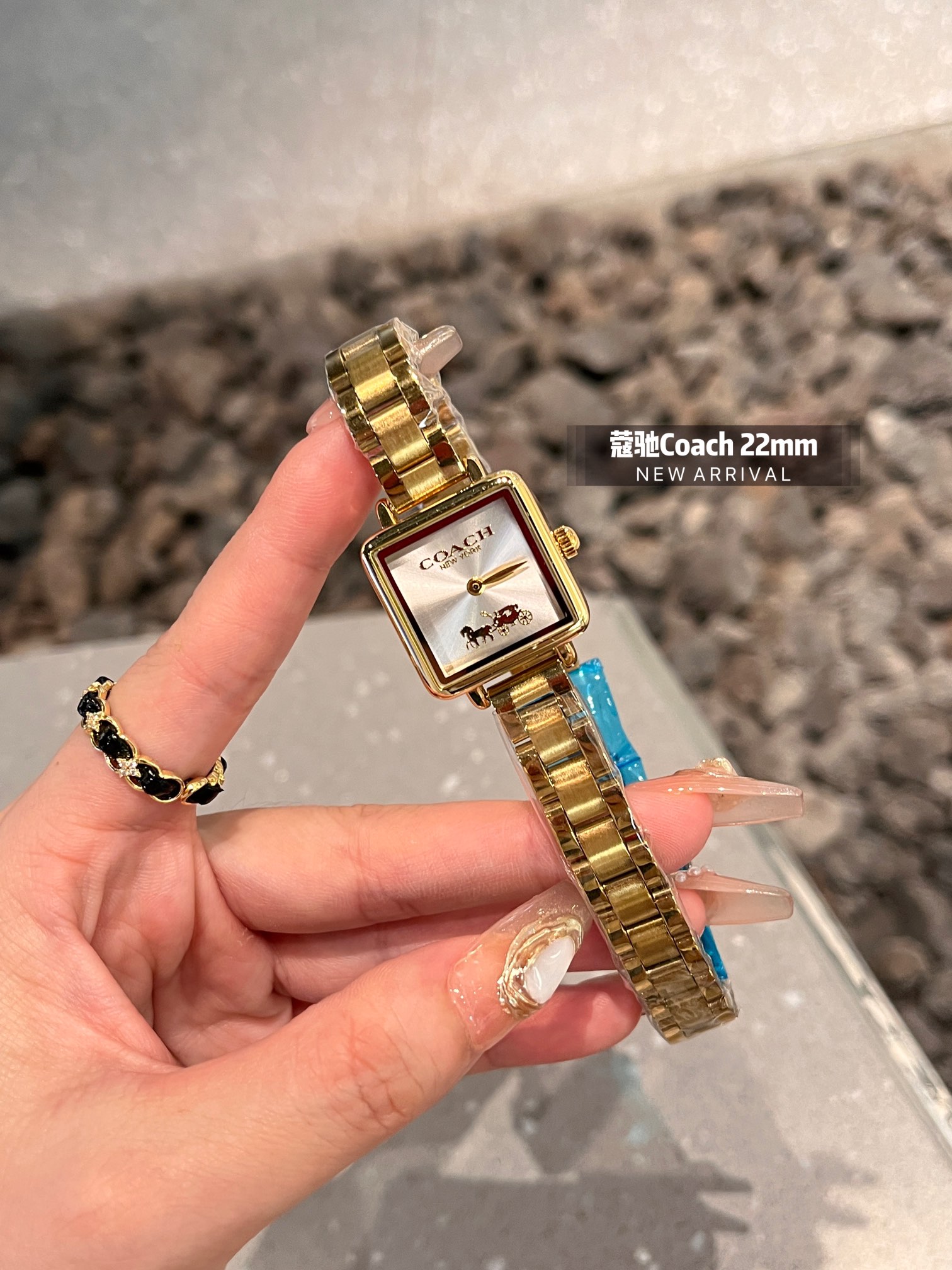 💰钢带¥80
COACH/蔻驰CASS系列茶玫瑰表盘小牛皮石英手表女表小方糖小方表。
机芯材质：石英机芯。
表带材质：进口小牛皮/网带/双按扣
表盘厚度：6.6mm。
表盘尺寸：22/22mm。
防水能力：30米生活防水。