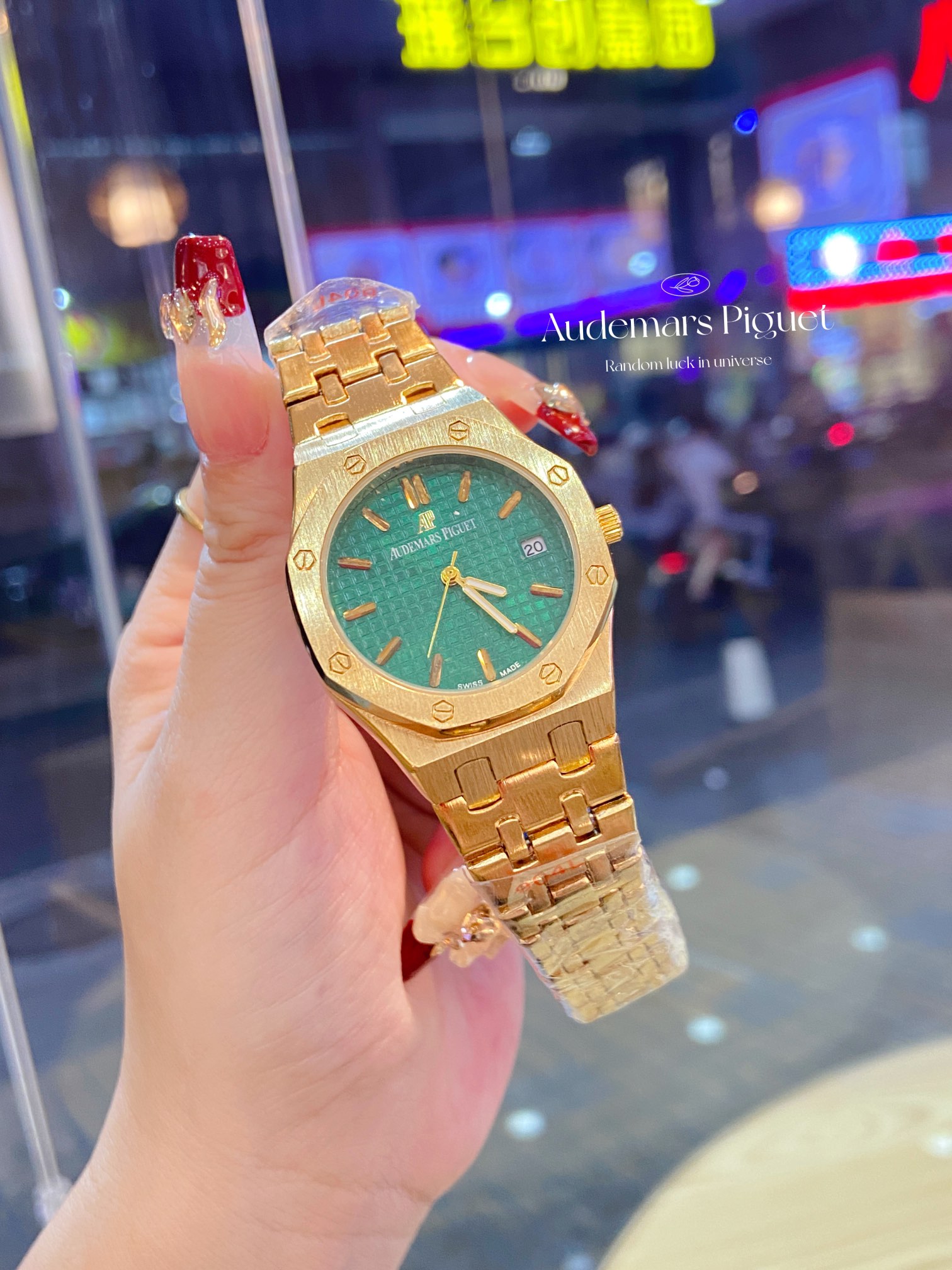 Audemars Piguet Royal Oak 33mm Lady Tapisserie Dial Quartz Movement Watch 4 i1732172351 1915 3