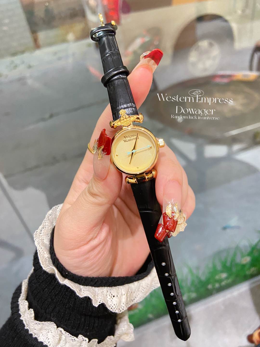 ❤️250包邮/原单代购级别
vivienne Westwood薇薇安西太后石英表,圆形表盘镀金色华贵优雅,表底的放射状花纹引人遐想,船猫型表耳别出心裁,vivienne土星LOGO点缀得恰到好处,优质真皮表带,手工制作细腻亲肤,镀金简约表扣设计,印有独特LOGO时尚优雅,佩戴方便,30米生活防水,外径23MM,