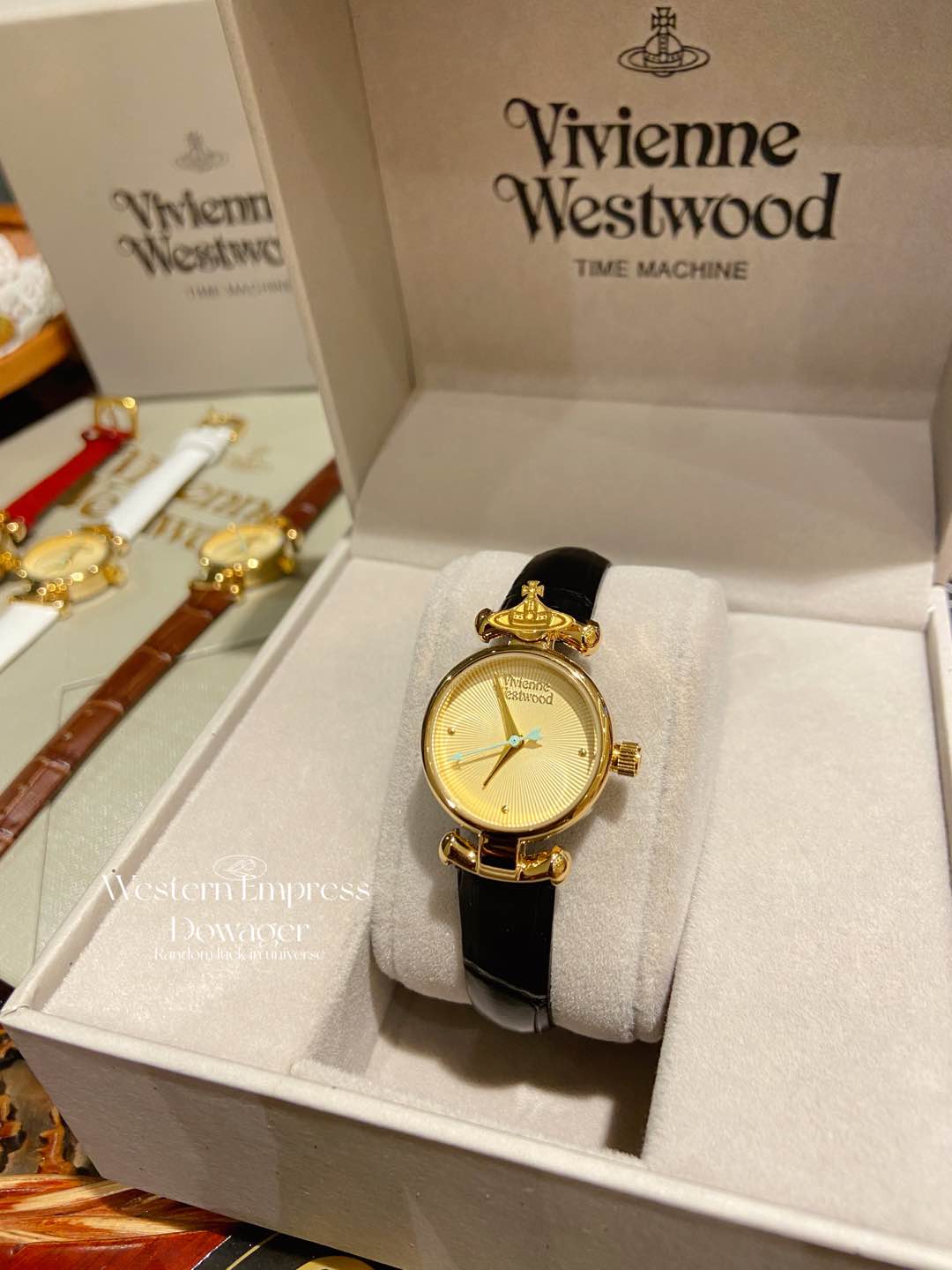 ❤️250包邮/原单代购级别
vivienne Westwood薇薇安西太后石英表,圆形表盘镀金色华贵优雅,表底的放射状花纹引人遐想,船猫型表耳别出心裁,vivienne土星LOGO点缀得恰到好处,优质真皮表带,手工制作细腻亲肤,镀金简约表扣设计,印有独特LOGO时尚优雅,佩戴方便,30米生活防水,外径23MM,