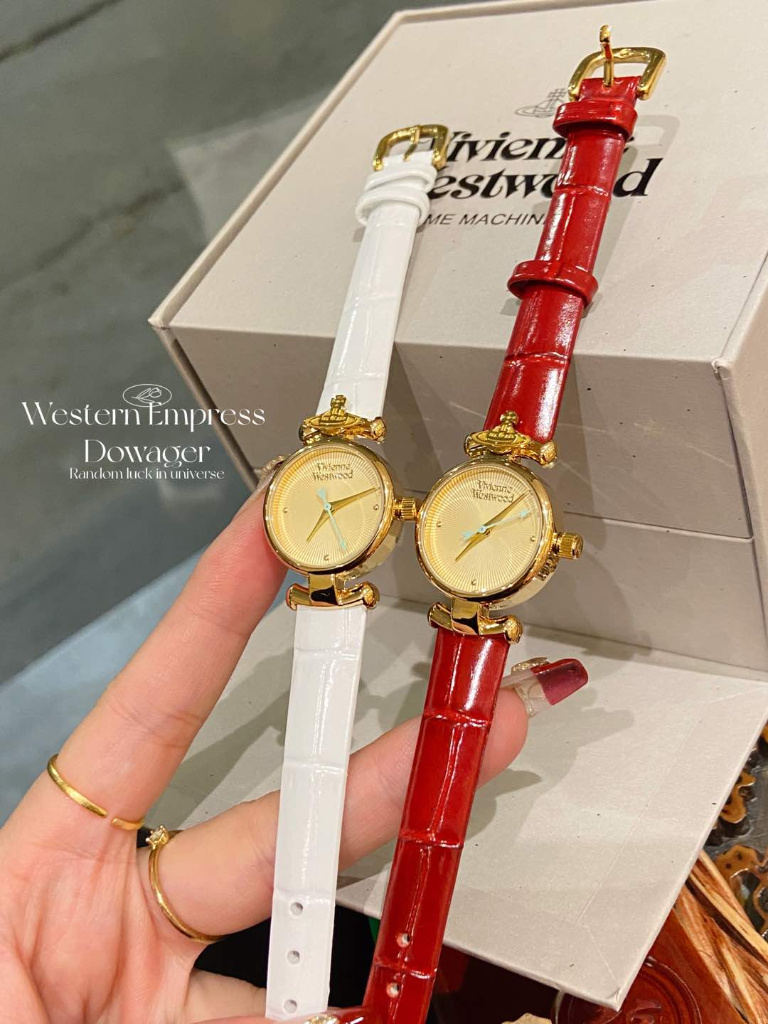 ❤️250包邮/原单代购级别
vivienne Westwood薇薇安西太后石英表,圆形表盘镀金色华贵优雅,表底的放射状花纹引人遐想,船猫型表耳别出心裁,vivienne土星LOGO点缀得恰到好处,优质真皮表带,手工制作细腻亲肤,镀金简约表扣设计,印有独特LOGO时尚优雅,佩戴方便,30米生活防水,外径23MM,