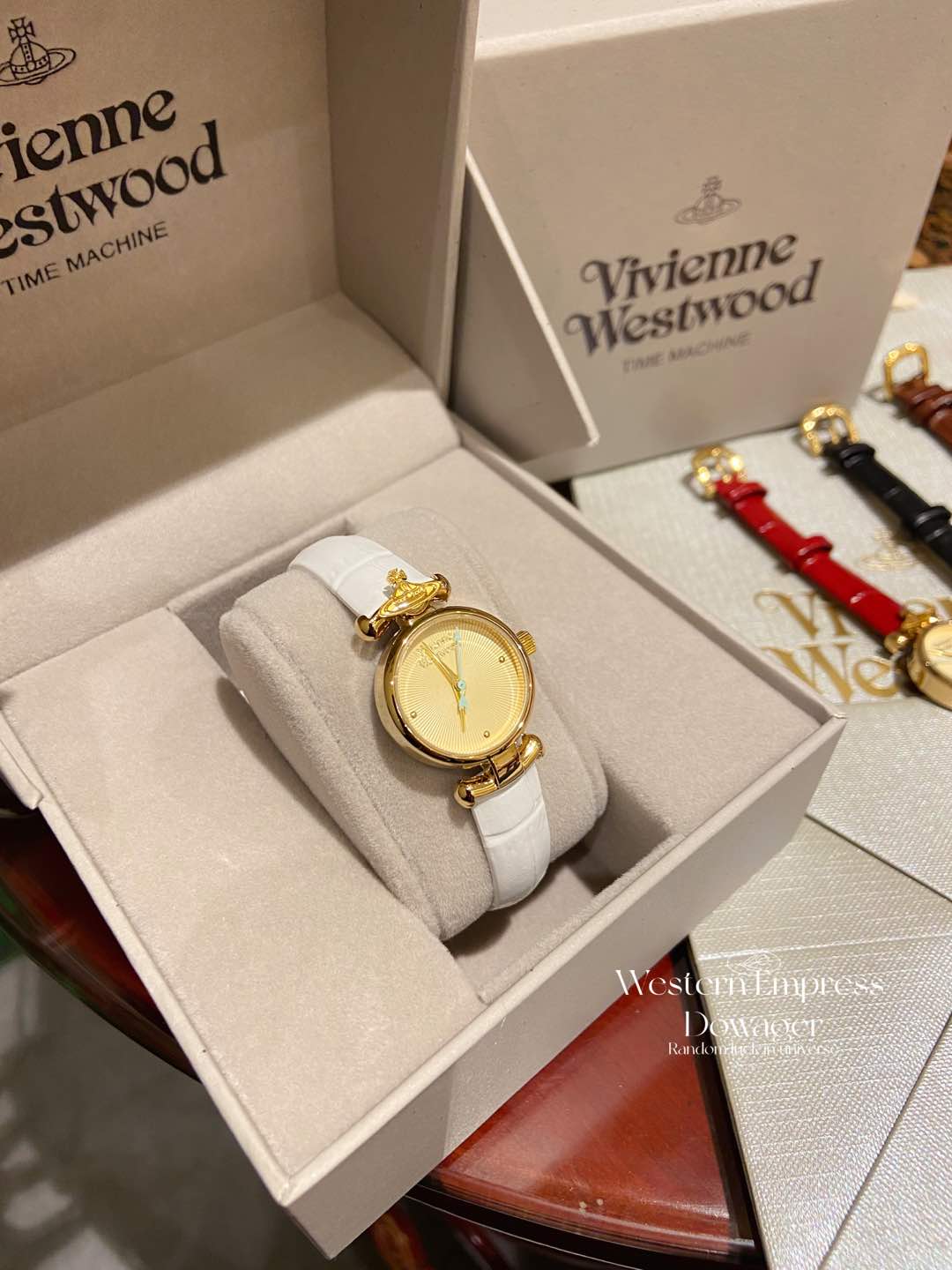 ❤️250包邮/原单代购级别
vivienne Westwood薇薇安西太后石英表,圆形表盘镀金色华贵优雅,表底的放射状花纹引人遐想,船猫型表耳别出心裁,vivienne土星LOGO点缀得恰到好处,优质真皮表带,手工制作细腻亲肤,镀金简约表扣设计,印有独特LOGO时尚优雅,佩戴方便,30米生活防水,外径23MM,
