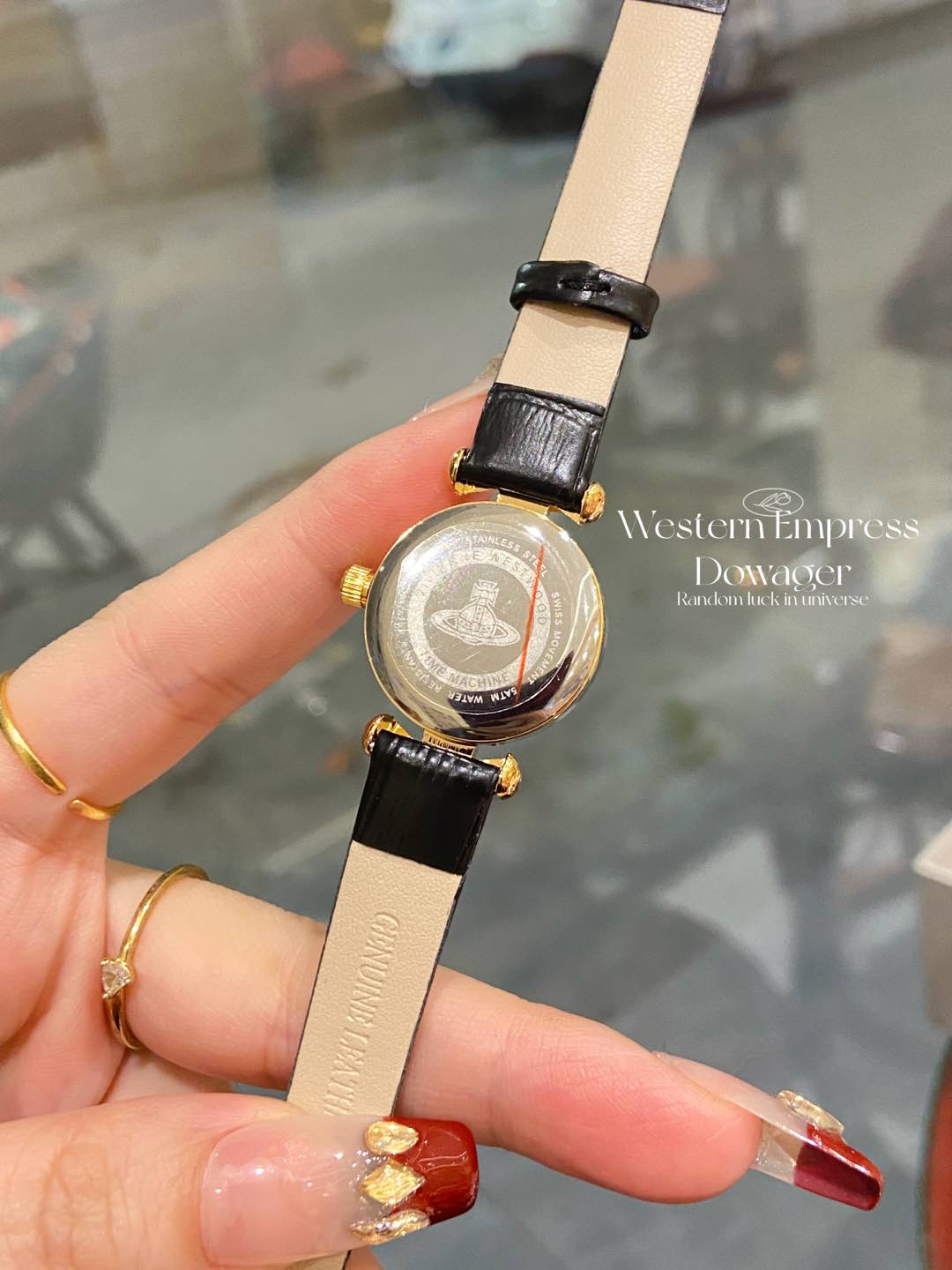 ❤️250包邮/原单代购级别
vivienne Westwood薇薇安西太后石英表,圆形表盘镀金色华贵优雅,表底的放射状花纹引人遐想,船猫型表耳别出心裁,vivienne土星LOGO点缀得恰到好处,优质真皮表带,手工制作细腻亲肤,镀金简约表扣设计,印有独特LOGO时尚优雅,佩戴方便,30米生活防水,外径23MM,