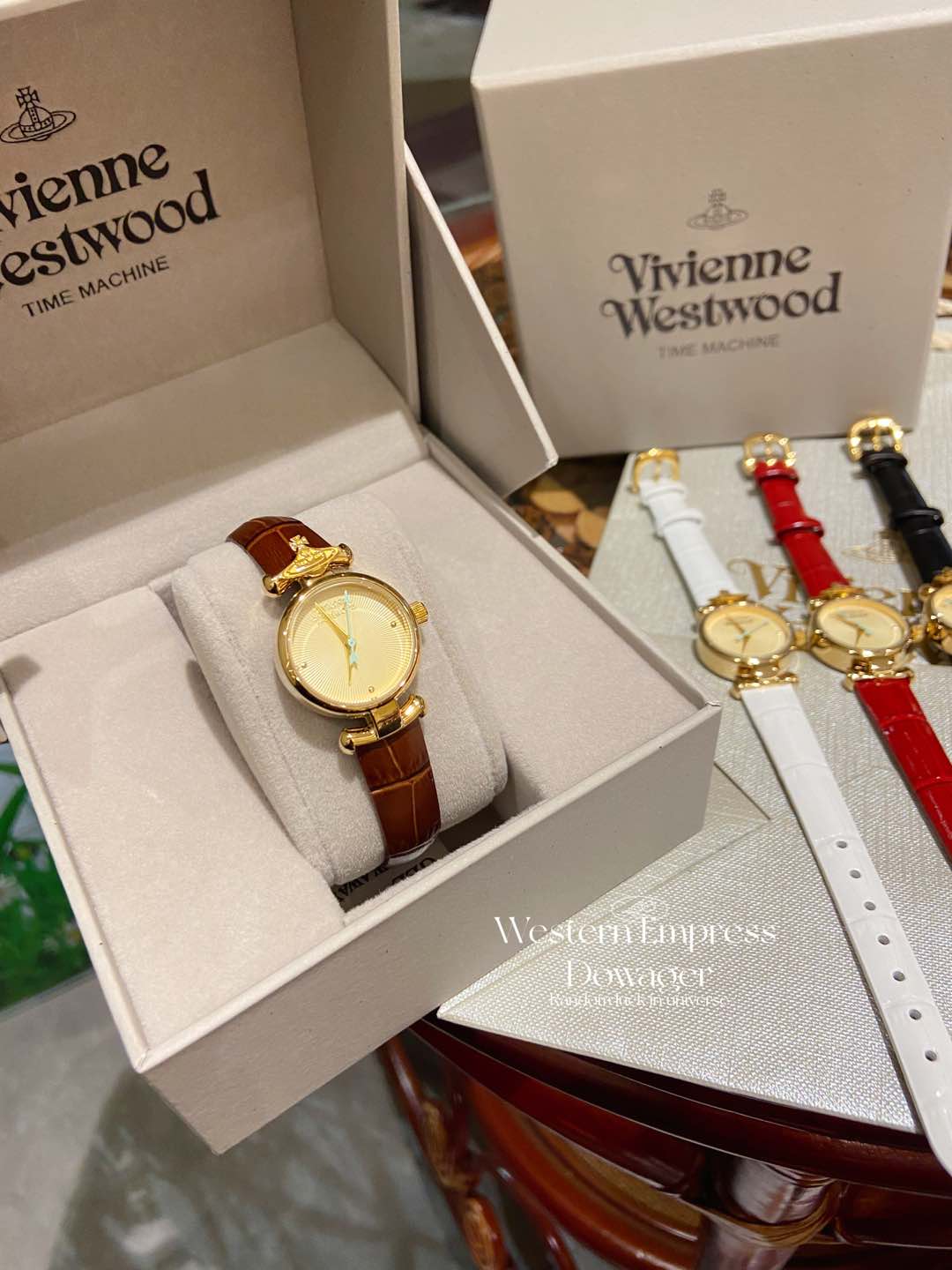 ❤️250包邮/原单代购级别
vivienne Westwood薇薇安西太后石英表,圆形表盘镀金色华贵优雅,表底的放射状花纹引人遐想,船猫型表耳别出心裁,vivienne土星LOGO点缀得恰到好处,优质真皮表带,手工制作细腻亲肤,镀金简约表扣设计,印有独特LOGO时尚优雅,佩戴方便,30米生活防水,外径23MM,