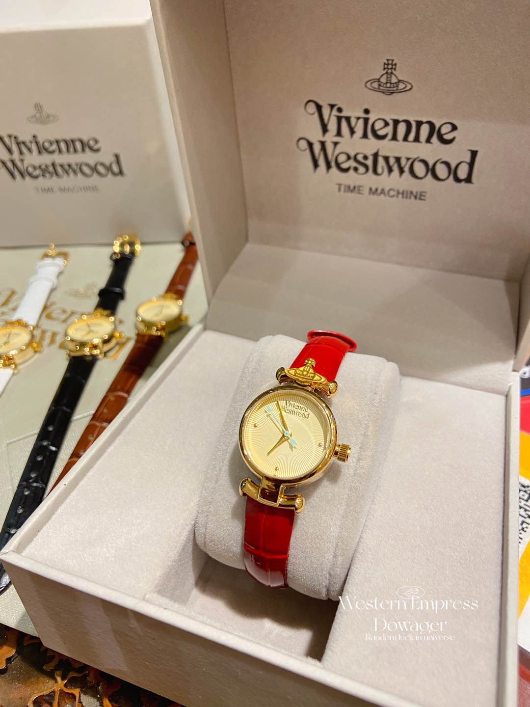 ❤️250包邮/原单代购级别
vivienne Westwood薇薇安西太后石英表,圆形表盘镀金色华贵优雅,表底的放射状花纹引人遐想,船猫型表耳别出心裁,vivienne土星LOGO点缀得恰到好处,优质真皮表带,手工制作细腻亲肤,镀金简约表扣设计,印有独特LOGO时尚优雅,佩戴方便,30米生活防水,外径23MM,
