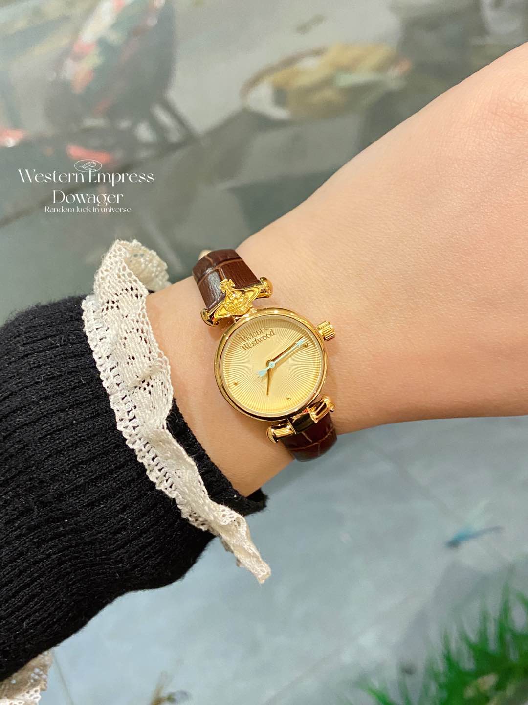 ❤️250包邮/原单代购级别
vivienne Westwood薇薇安西太后石英表,圆形表盘镀金色华贵优雅,表底的放射状花纹引人遐想,船猫型表耳别出心裁,vivienne土星LOGO点缀得恰到好处,优质真皮表带,手工制作细腻亲肤,镀金简约表扣设计,印有独特LOGO时尚优雅,佩戴方便,30米生活防水,外径23MM,