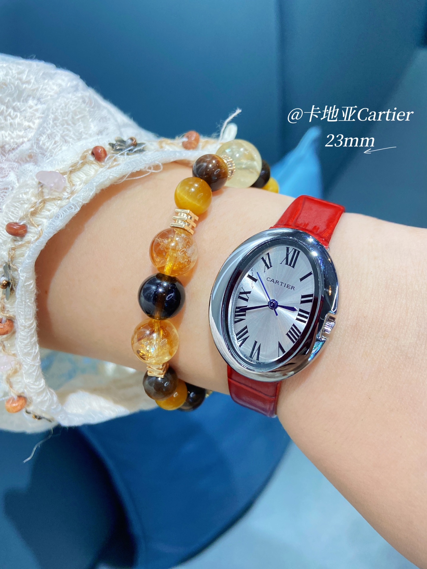❤️250包邮/原单代购级别
卡地亚Baignoire浴缸系列腕表,典雅欧风浴缸形状,完美演绎卡地亚的经典美学,涌现腕表设计的焕新力量
卡家又一经典之作浴缸系列。实物拿到手的时候大吃一惊,颜值高 !椭圆外型的感觉正是典雅欧风浴缸形状,这也太好看了吧!
Baignoire浴缸系列腕表,小号表款,石英机芯镀银表盘,剑形蓝钢指针
表壳尺寸:32×23mm毫米
厚度:8毫米