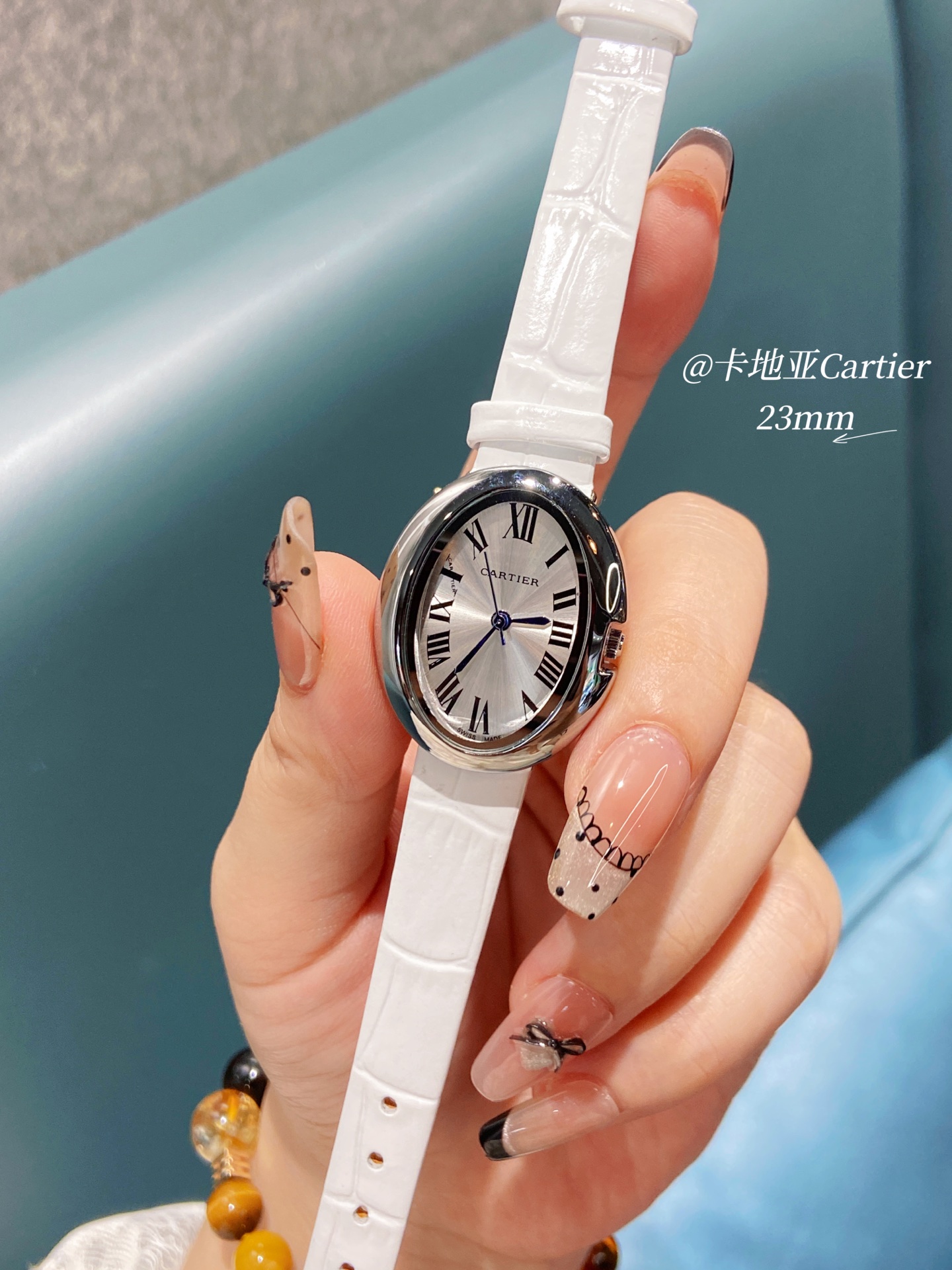 ❤️250包邮/原单代购级别
卡地亚Baignoire浴缸系列腕表,典雅欧风浴缸形状,完美演绎卡地亚的经典美学,涌现腕表设计的焕新力量
卡家又一经典之作浴缸系列。实物拿到手的时候大吃一惊,颜值高 !椭圆外型的感觉正是典雅欧风浴缸形状,这也太好看了吧!
Baignoire浴缸系列腕表,小号表款,石英机芯镀银表盘,剑形蓝钢指针
表壳尺寸:32×23mm毫米
厚度:8毫米