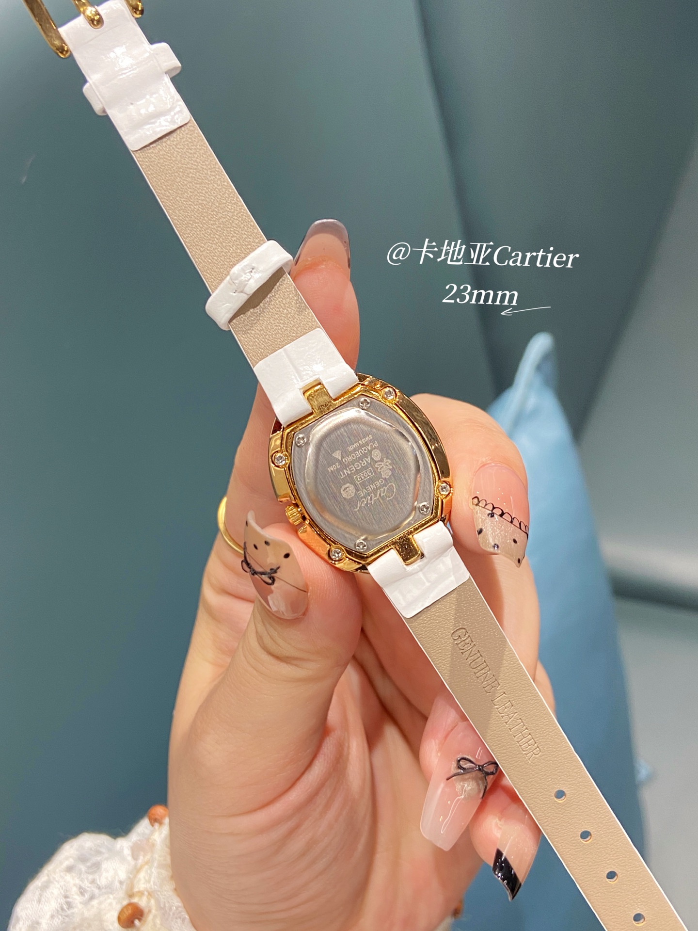 ❤️250包邮/原单代购级别
卡地亚Baignoire浴缸系列腕表,典雅欧风浴缸形状,完美演绎卡地亚的经典美学,涌现腕表设计的焕新力量
卡家又一经典之作浴缸系列。实物拿到手的时候大吃一惊,颜值高 !椭圆外型的感觉正是典雅欧风浴缸形状,这也太好看了吧!
Baignoire浴缸系列腕表,小号表款,石英机芯镀银表盘,剑形蓝钢指针
表壳尺寸:32×23mm毫米
厚度:8毫米